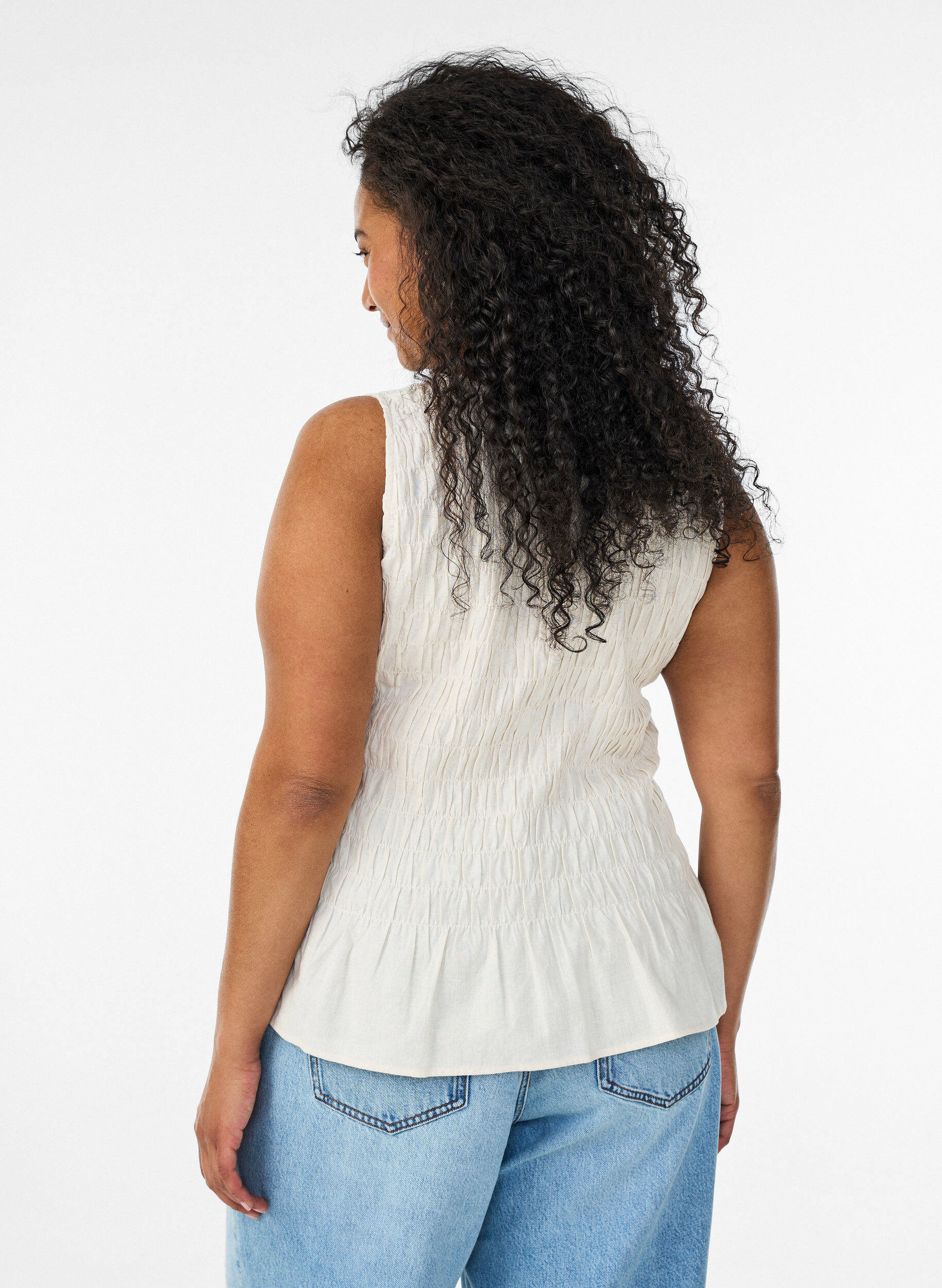 Zizzi&Auml;rmelloses Top aus Baumwolle und Leinen mit Smock, Vanille, Model image number 2