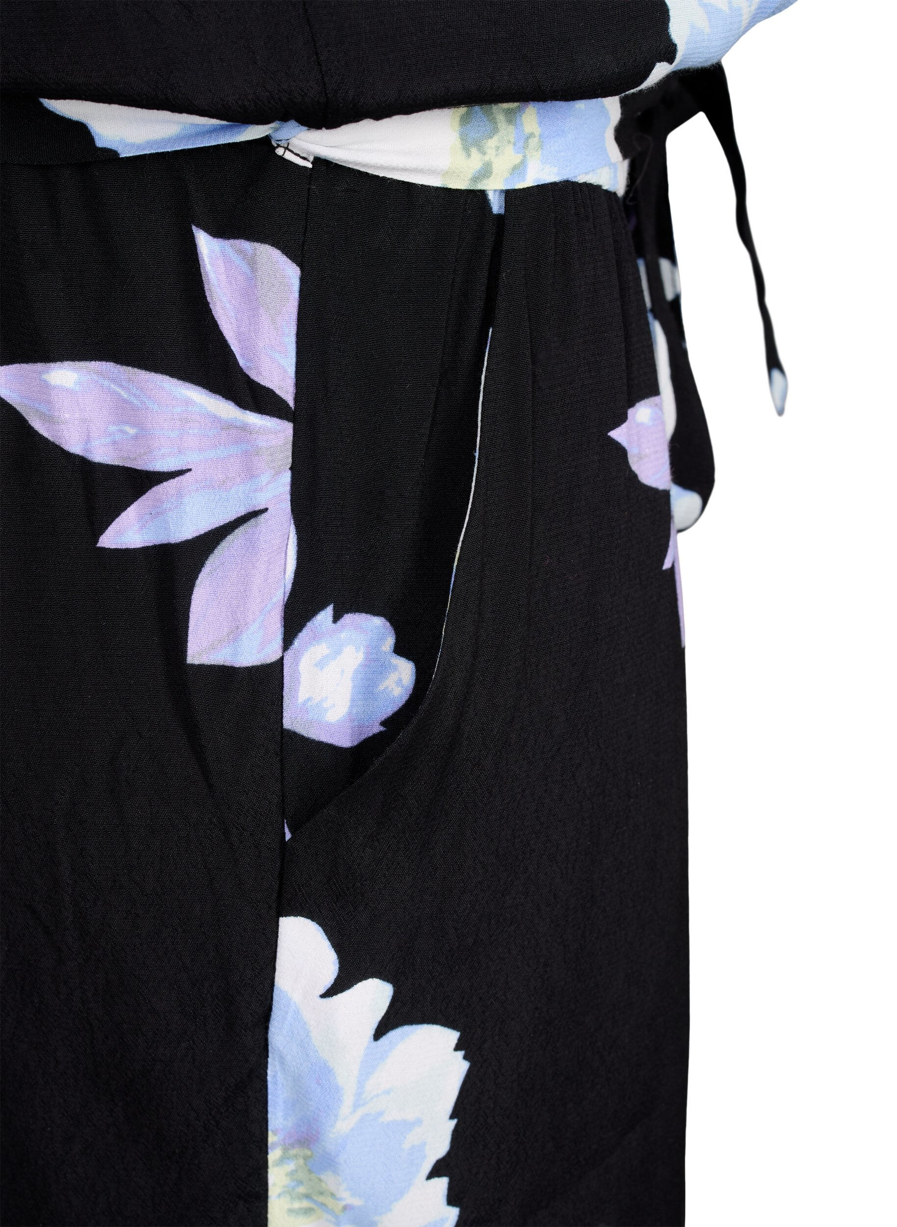 Zizzi &Auml;rmelloser Jumpsuit aus Viskose, Black Big Flower AOP, Packshot image number 4