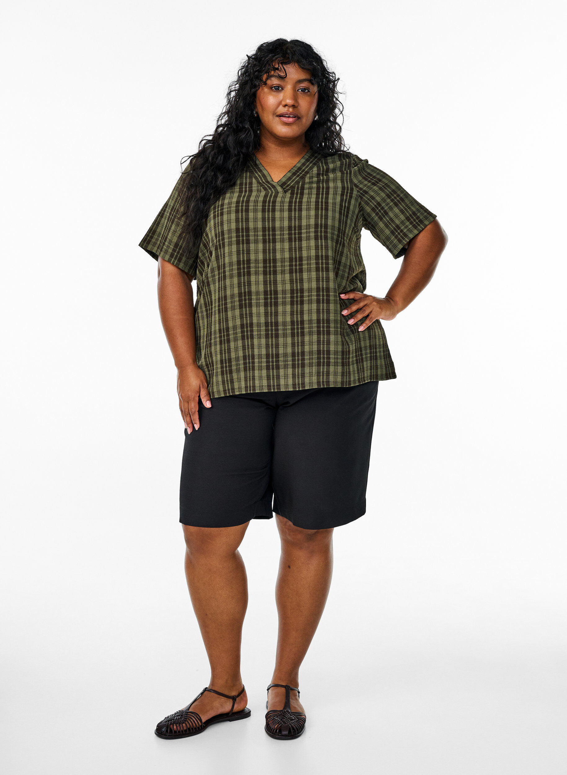 Zizzi Bluse mit Karo-Muster und V-Ausschnitt, Gr&uuml;n, Model image number 1