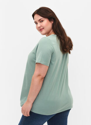 Einfarbiges basic T-Shirt aus Baumwolle, Chinois Green, Model image number 1