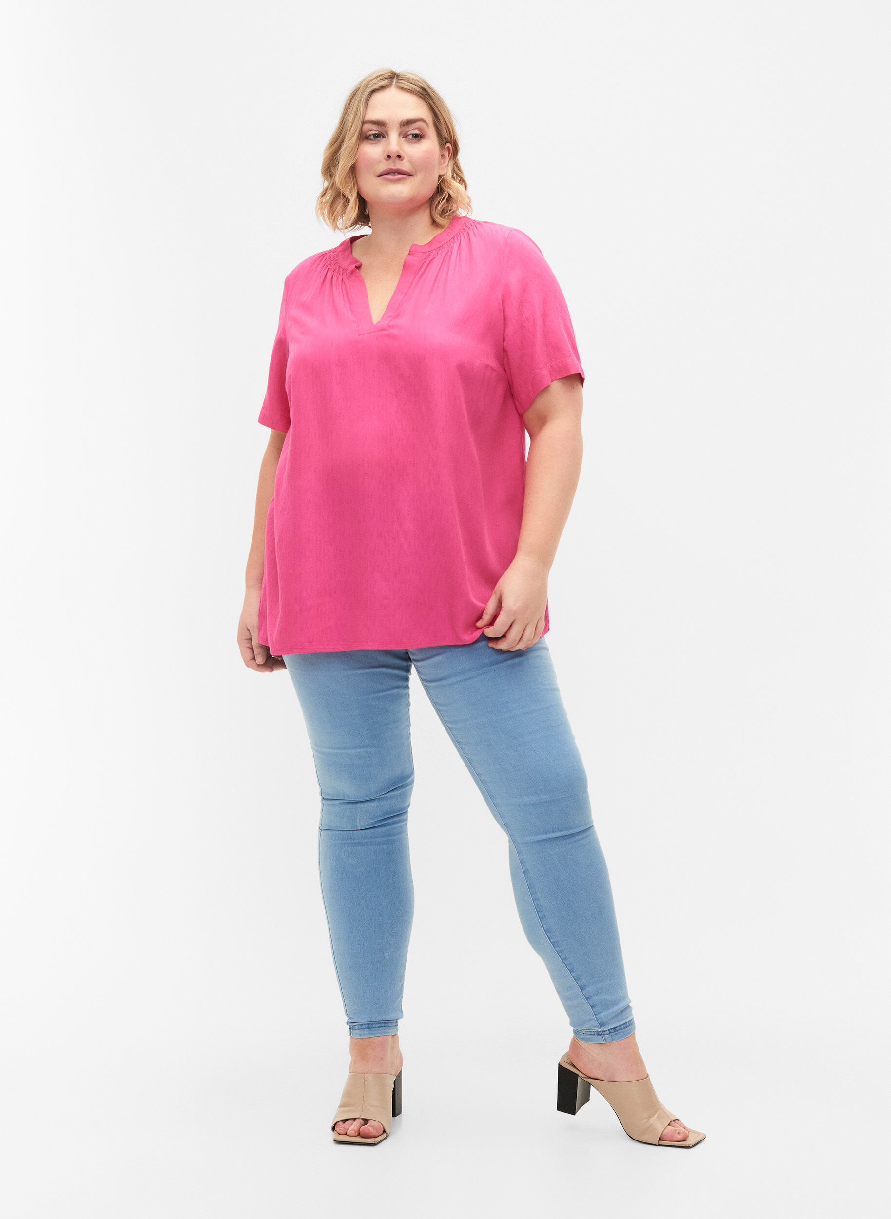 Zizzi Kurz&auml;rmlige Viskosebluse mit V-Ausschnitt, Shocking Pink, Model image number 2