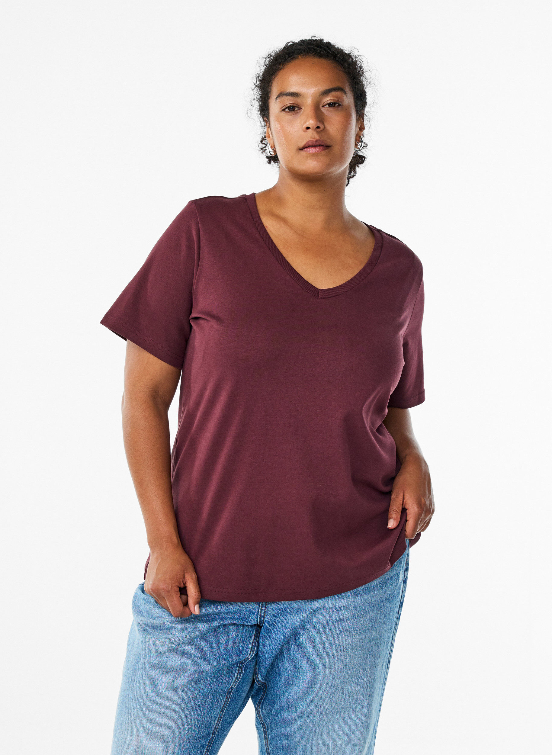 Zizzi Basic-T-Shirt mit V-Ausschnitt aus Bio-Baumwolle, Dunkles Bordeaux, Model image number 0