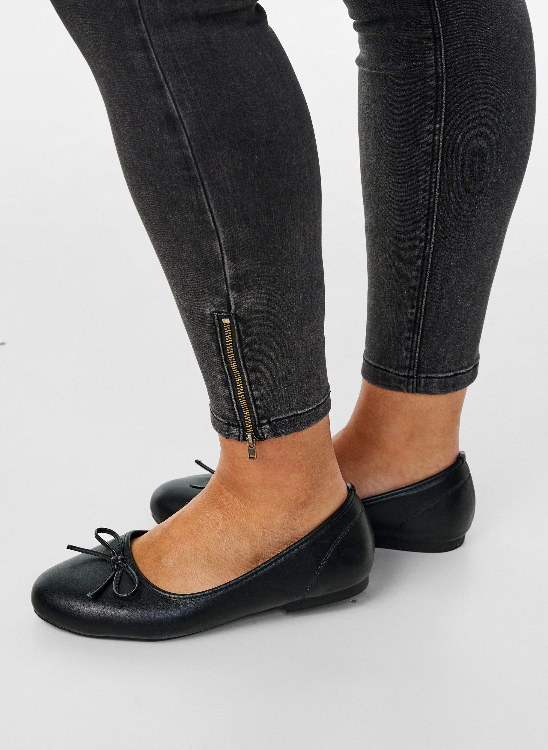 Zizzi Kurze Amy Jeans mit Rei&szlig;verschlussdetail., Grau, Model image number 4