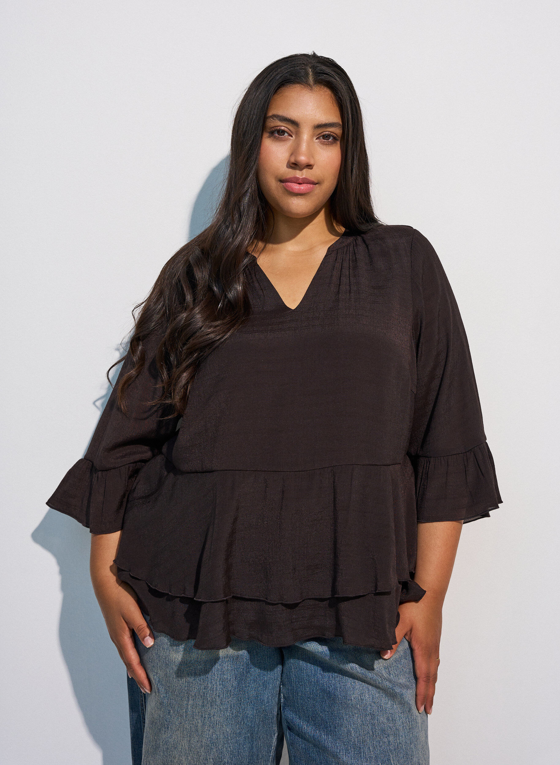 Bluse mit 3/4-&Auml;rmeln und R&uuml;schendetails, Braun, Model
