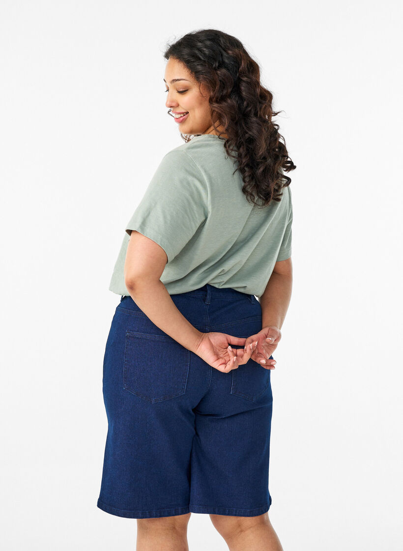 Locker sitzende Jeansshorts mit hoher Taille, Blau, Model image number 2