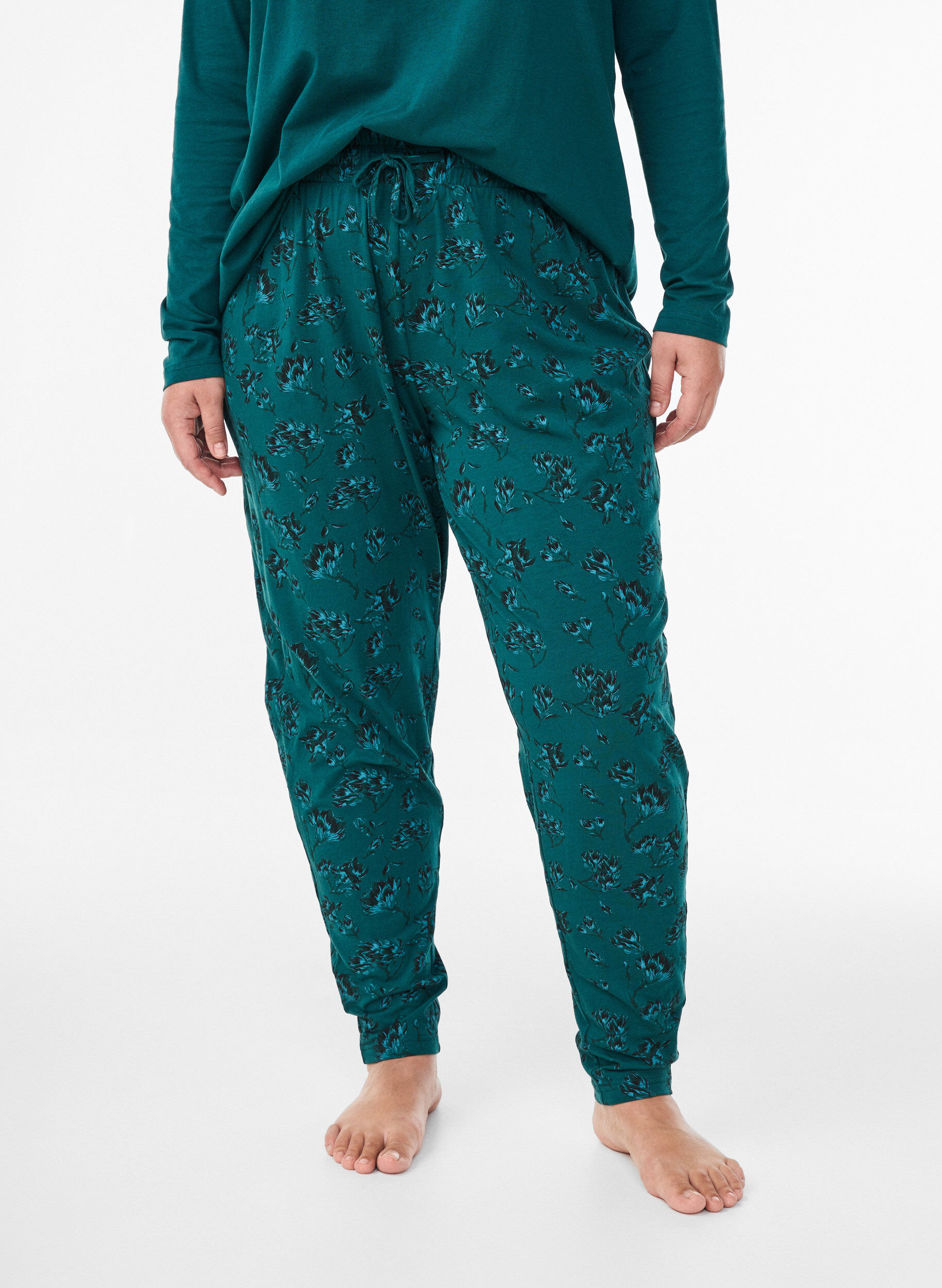 Zizzi Cotton Pyjamas Hose mit Druck, T&uuml;rkis, Model image number 2