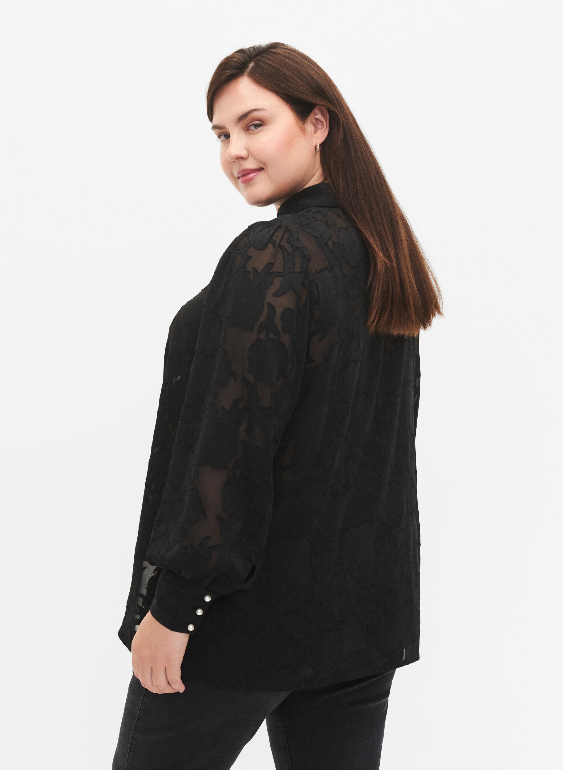 Zizzi Jacquard-Bluse mit Perlenkn&ouml;pfen, Black, Model image number 1