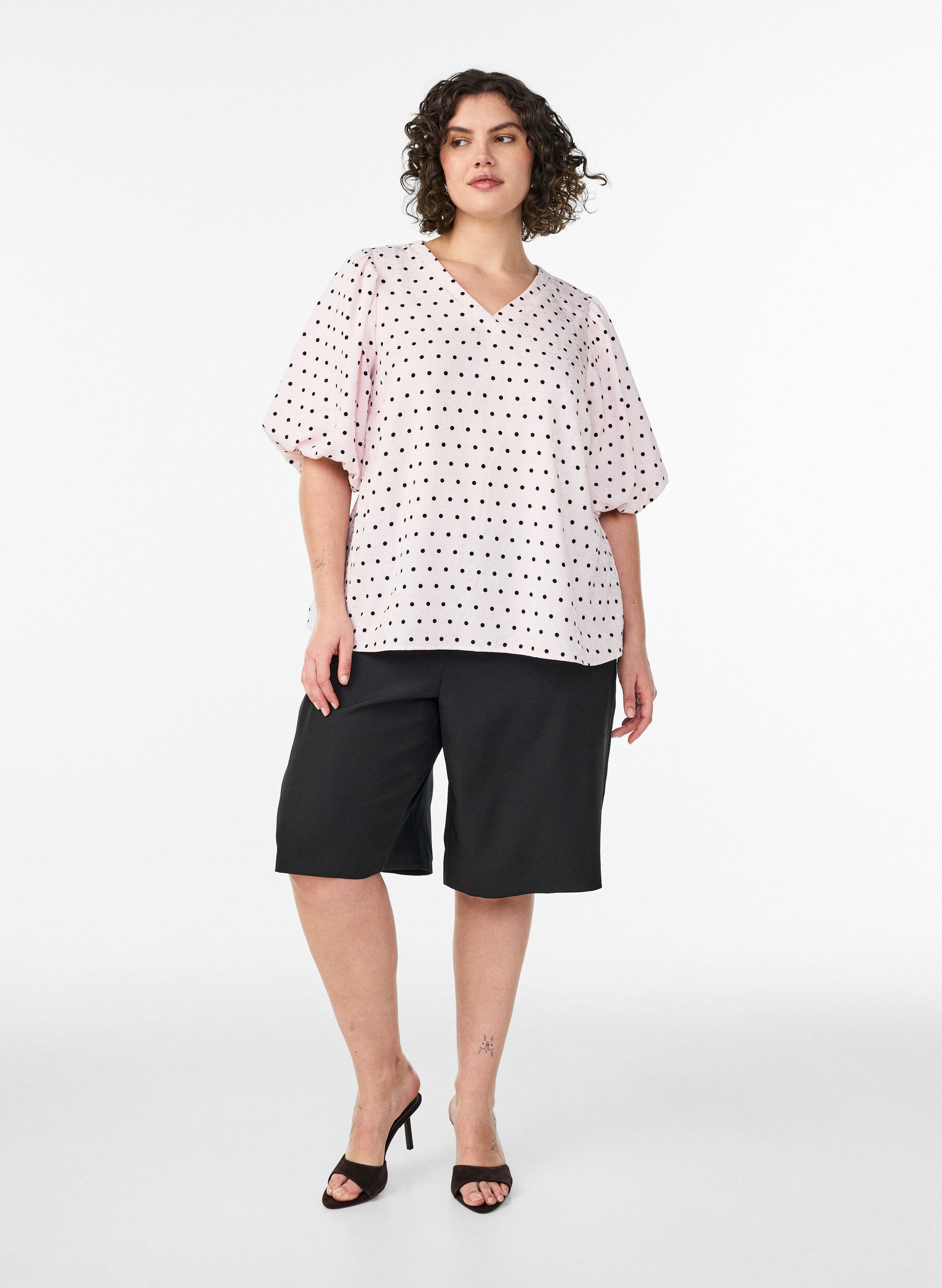 Zizzi Bluse mit Polka-Dot-Muster und Ballon&auml;rmeln, Pink, Model image number 1
