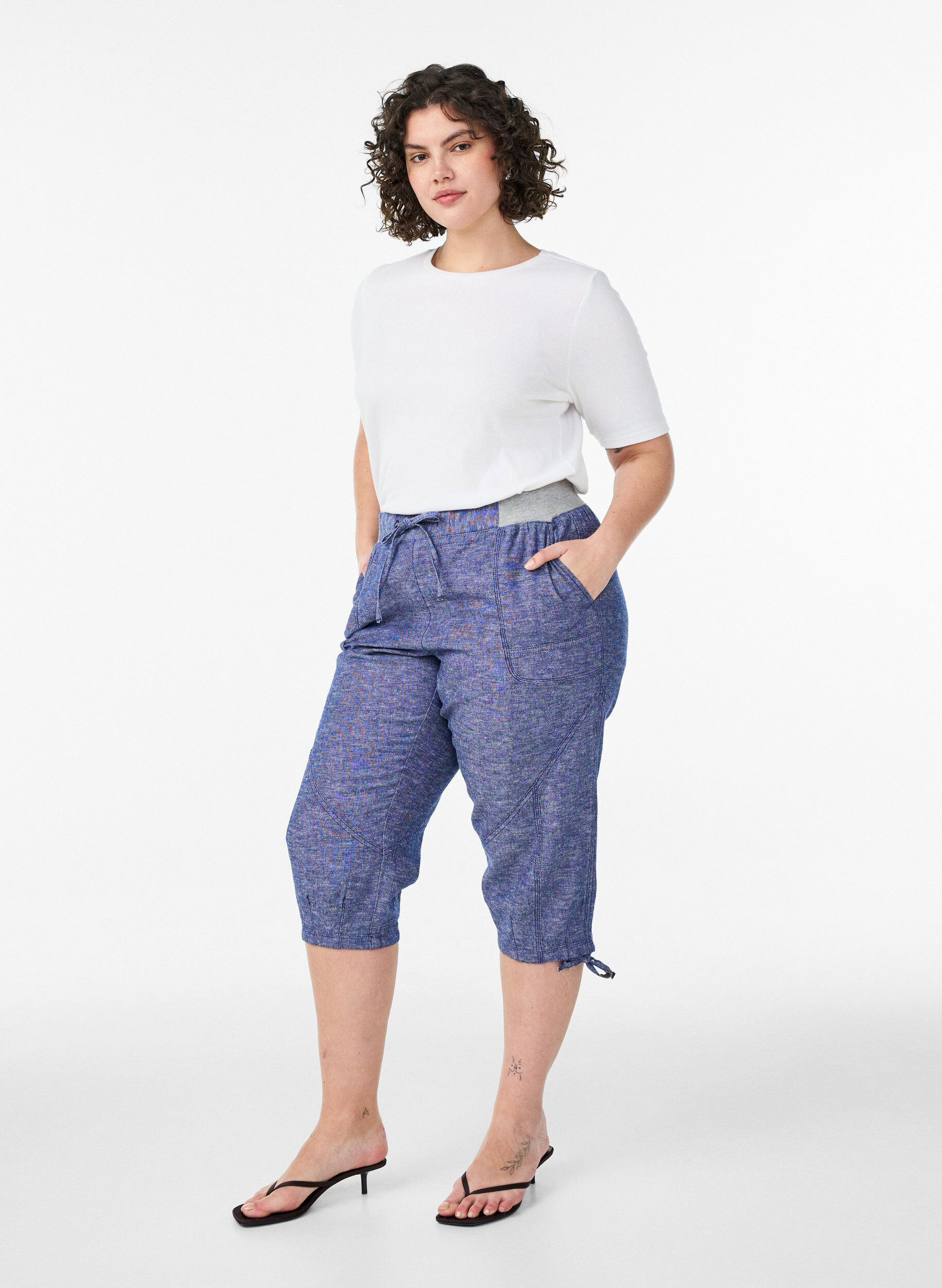 Zizzi Caprihose aus Baumwolle und Leinen mit elastischem Bund und Bindeband, Blau, Model image number 0
