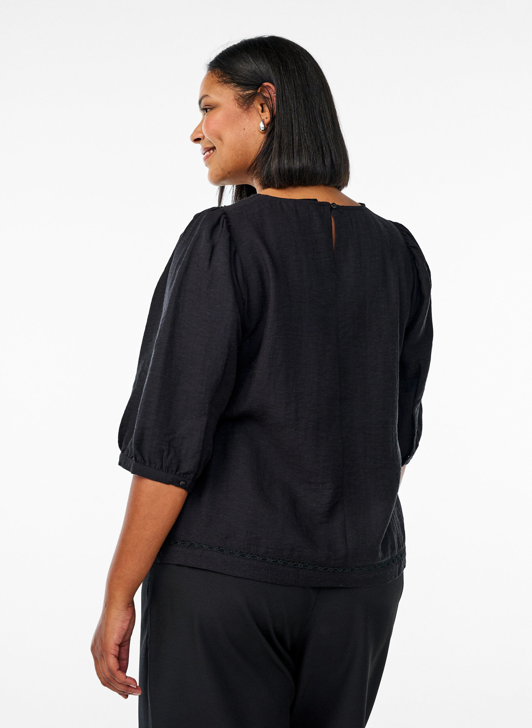 Zizzi Bluse aus Viskosemischung mit Leinen und gerafften Schultern, Schwarz, Model image number 2