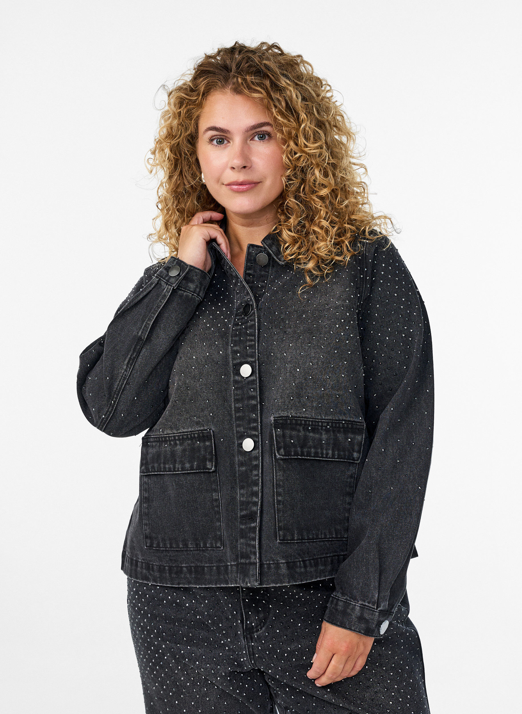 Jeansjacke mit Strasssteinen und gro&szlig;en Taschen auf der Vorderseite, Grau, Model