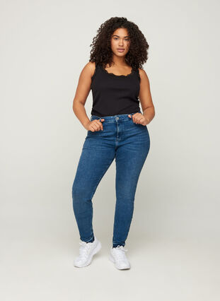 Super Slim Amy Jeans mit offenem Saum, Blue denim, Model image number 2