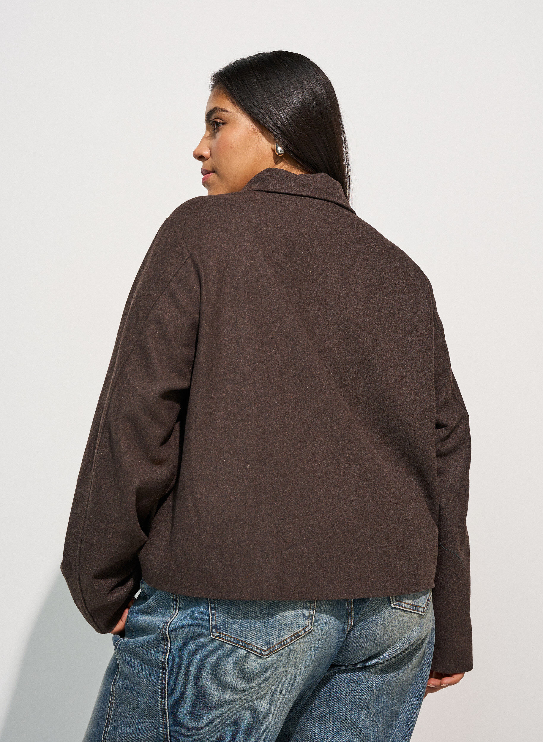 ZizziKurze Jacke mit Hemdkragen und Rei&szlig;verschluss, Braun, Model image number 2