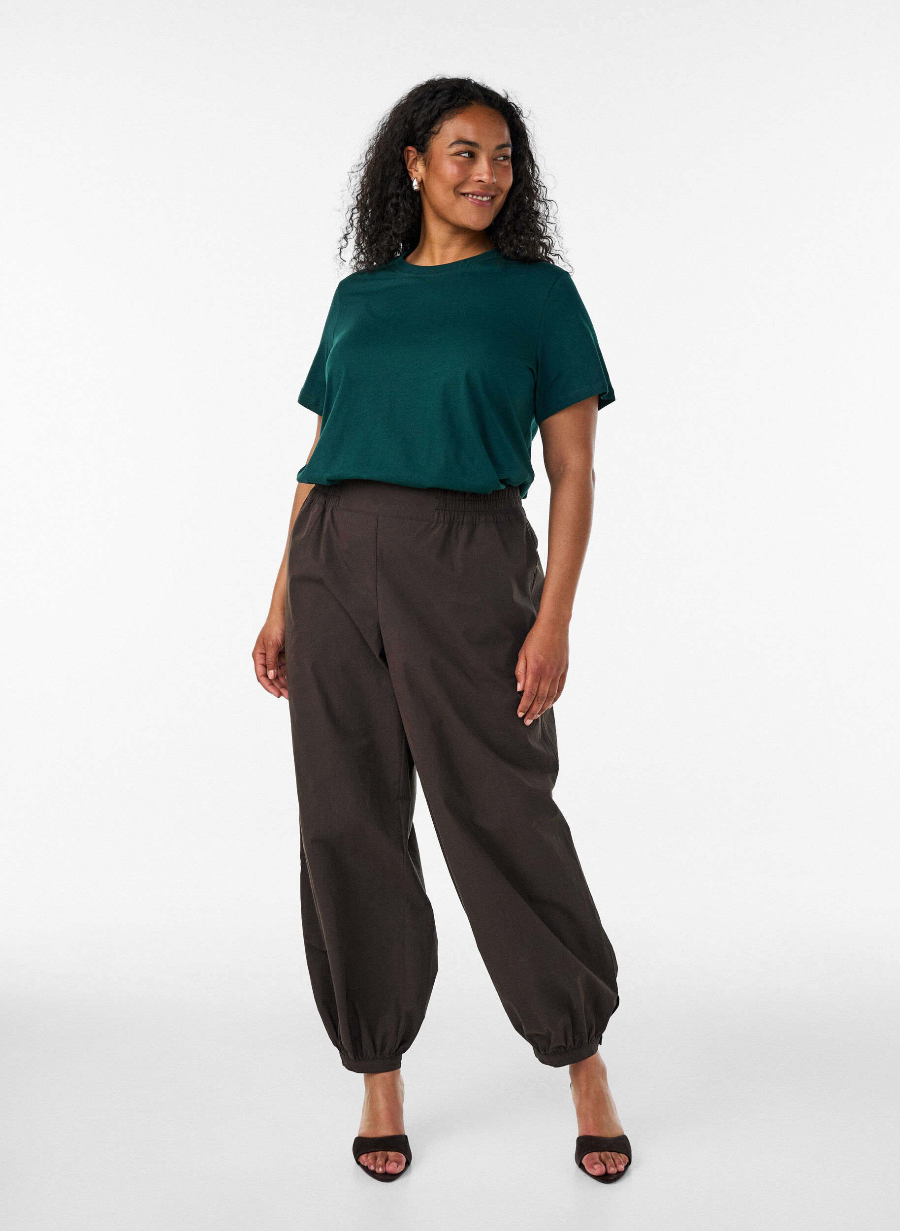 ZizziBasic T-Shirt aus Baumwolle mit Rundhalsausschnitt, Gr&uuml;n, Model image number 1