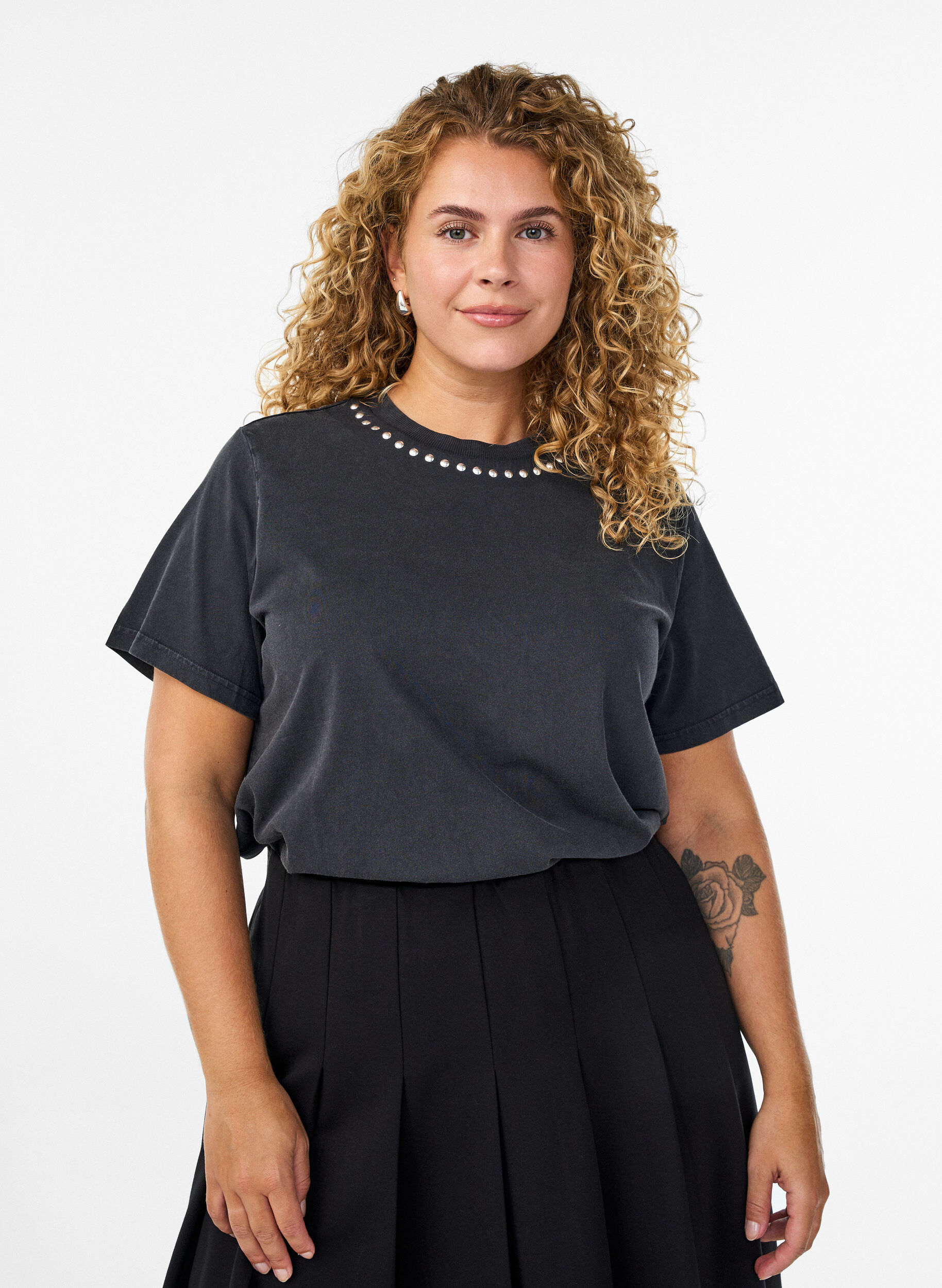 Zizzi T-Shirt aus Bio-Baumwolle mit Nieten, Grau, Model image number 0