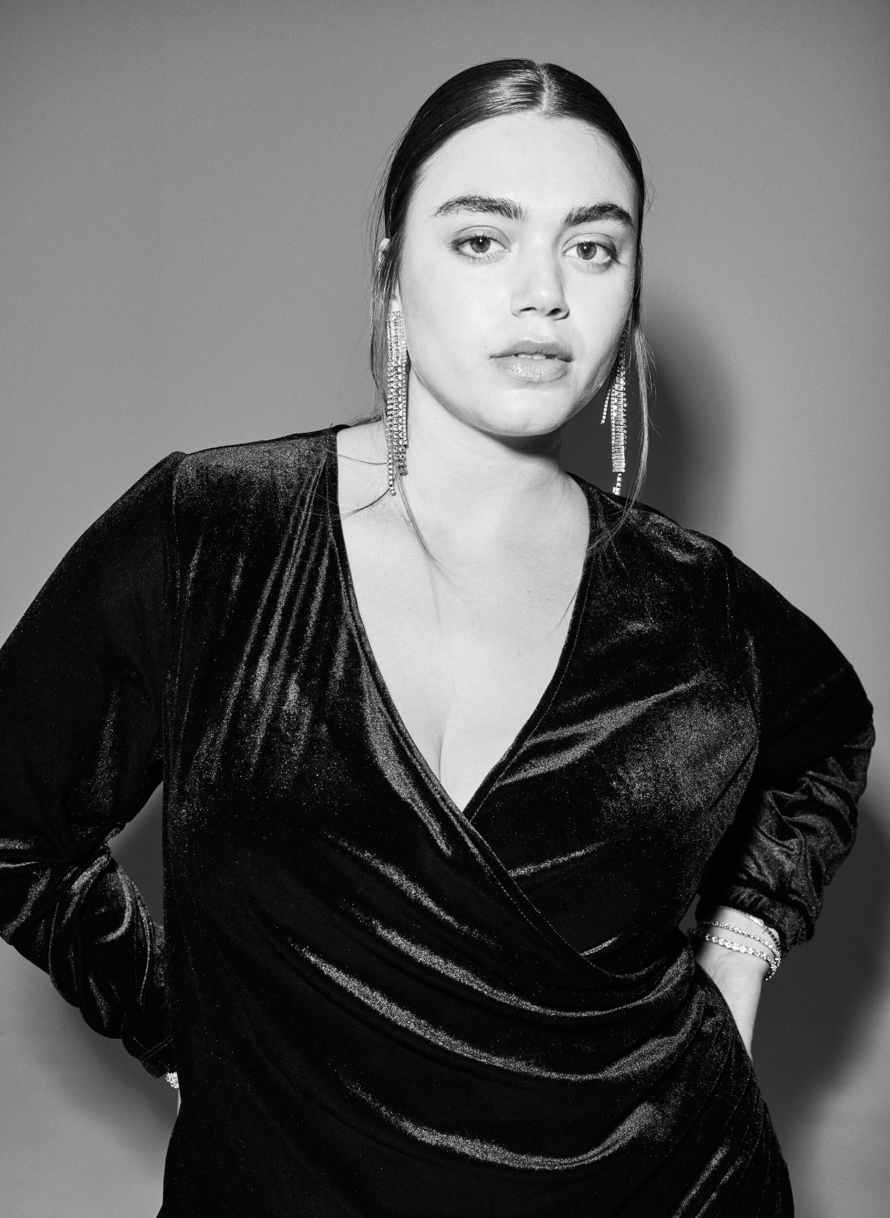 Zizzi Kurzes Kleid aus Velours mit Wickeloptik, Schwarz, Image image number 0