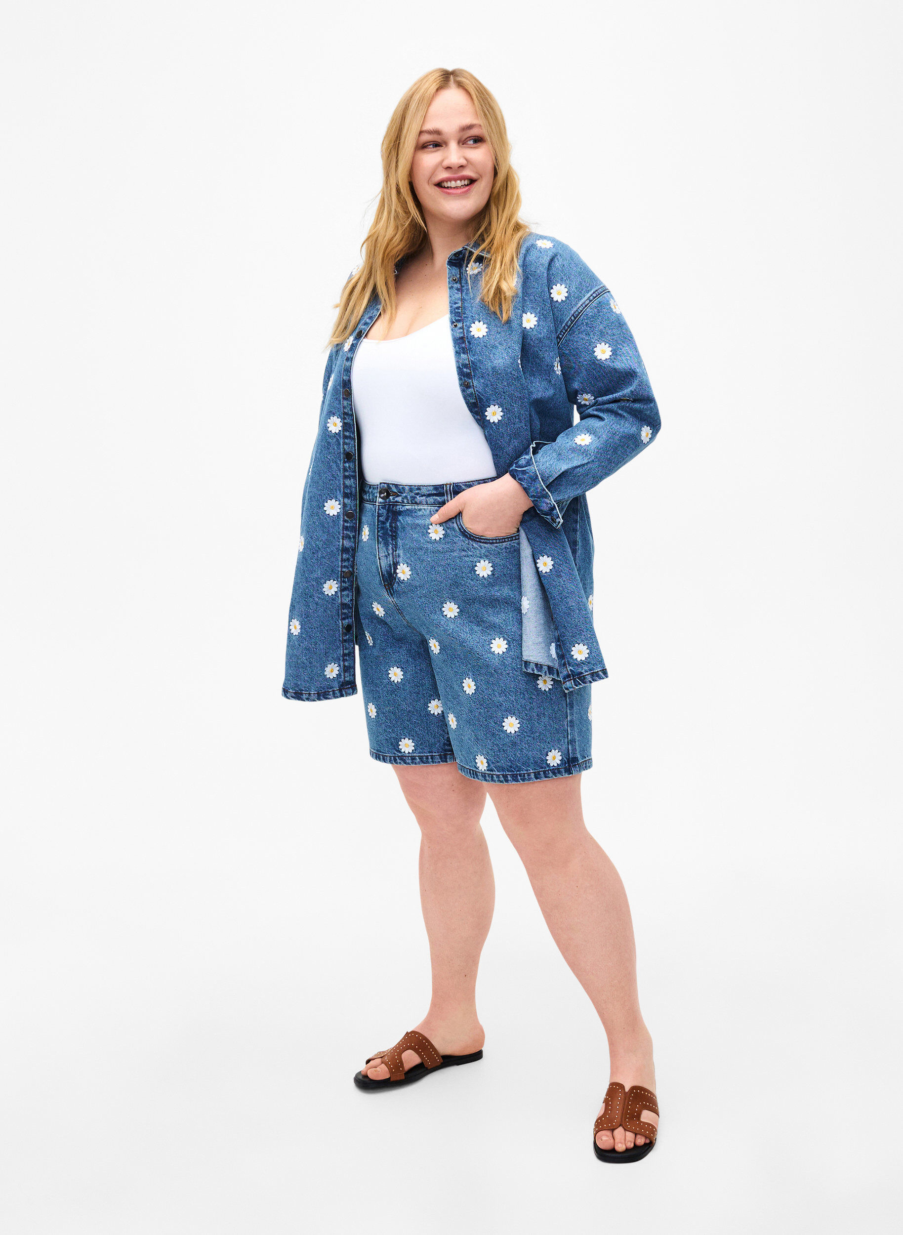 Zizzi Mille kurze Hosen mit hohem Bund und Blumenstickerei, L.B. Flower, Model image number 3