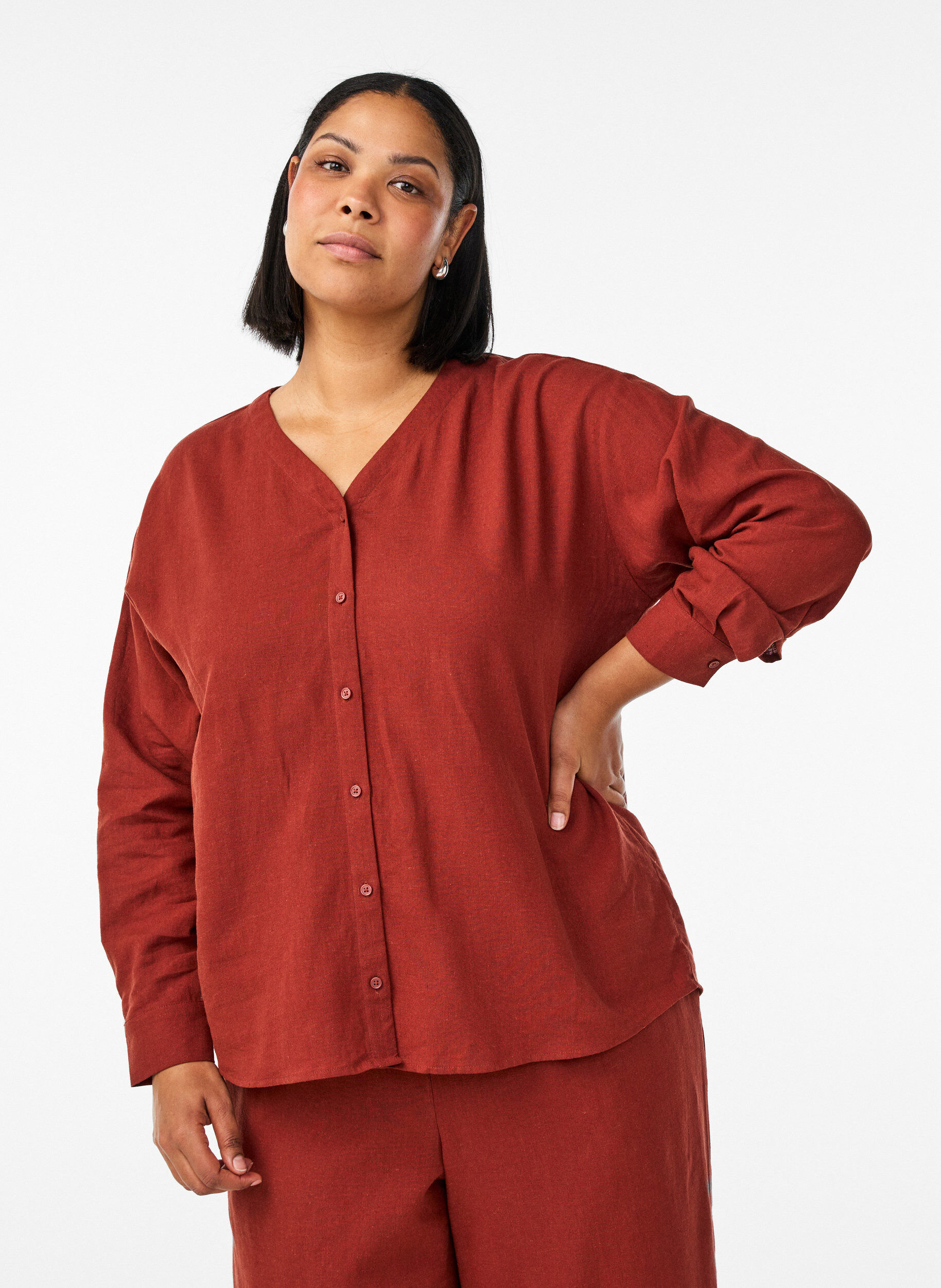 Zizzi Bluse aus Leinen und Viskose mit V-Ausschnitt, Rot, Model image number 0