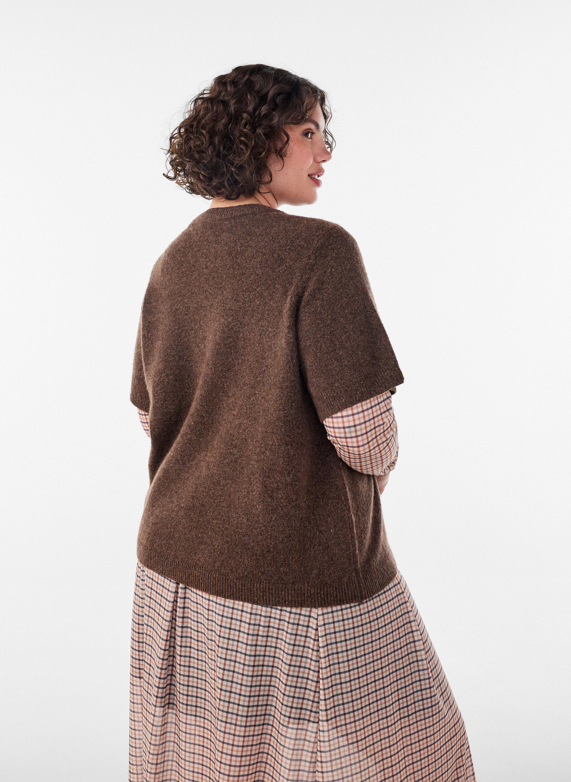 ZizziStrickjacke mit kurzen &Auml;rmeln, Braun, Model image number 2