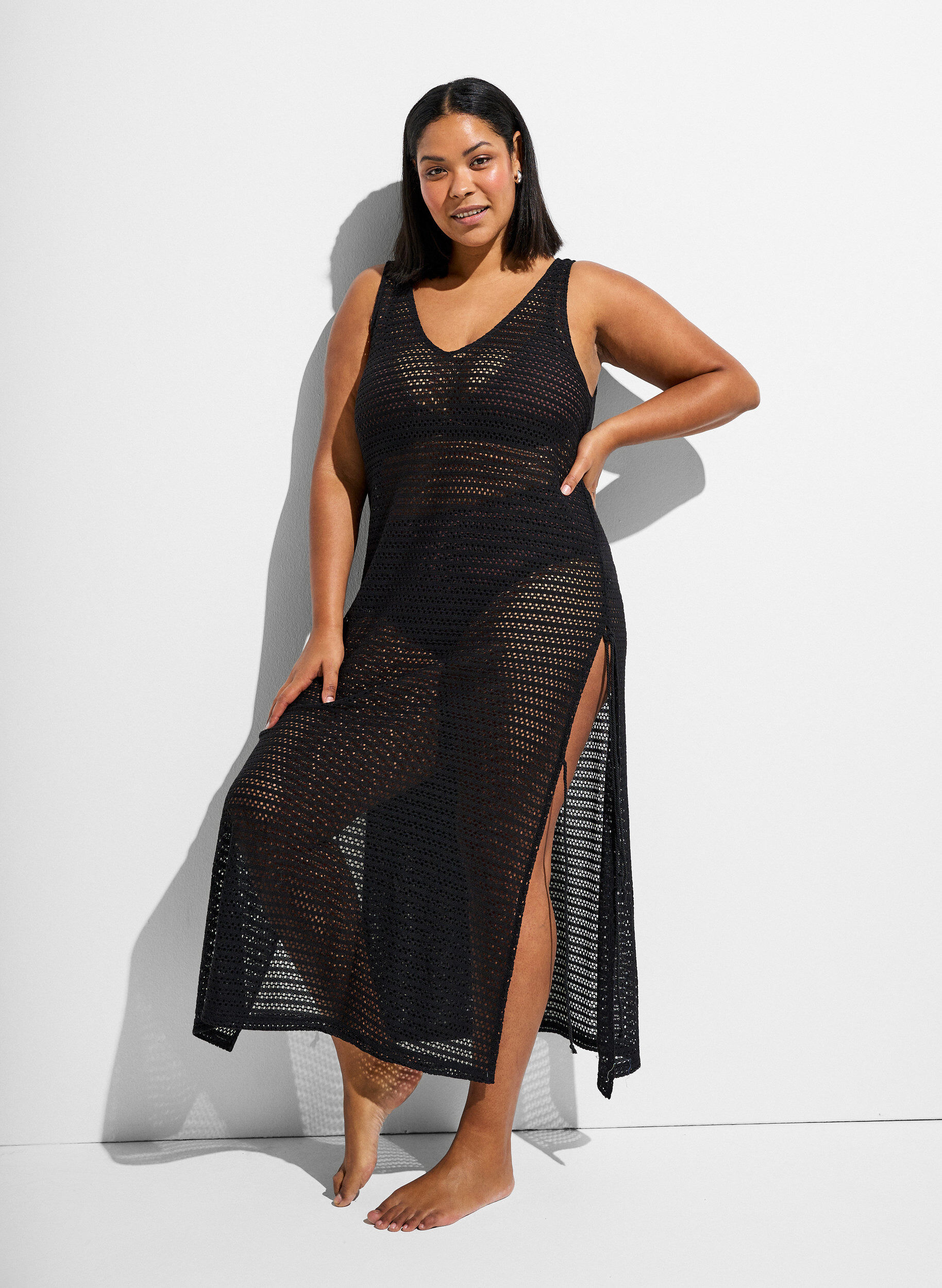 Zizzi &Auml;rmelloses Strandkleid mit Lochstickerei und Seitenschlitzen, Schwarz, Model image number 0