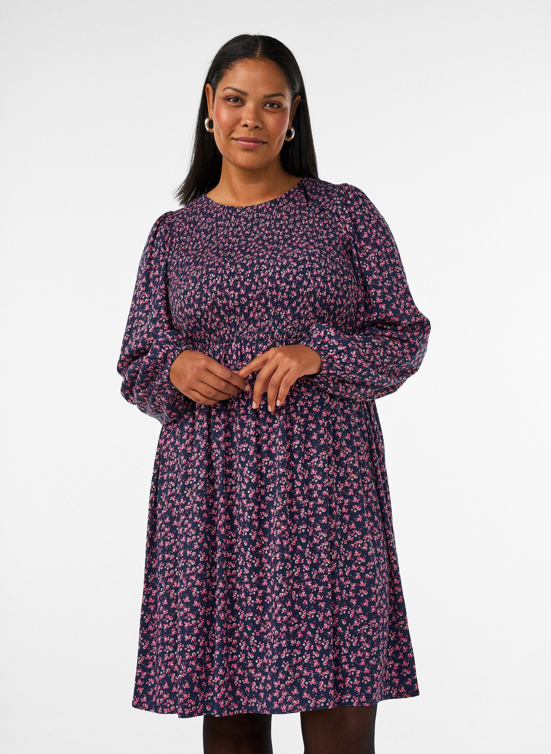 Kleid mit gesmoktem Oberteil und kleingebl&uuml;mtem Muster, Blau, Model