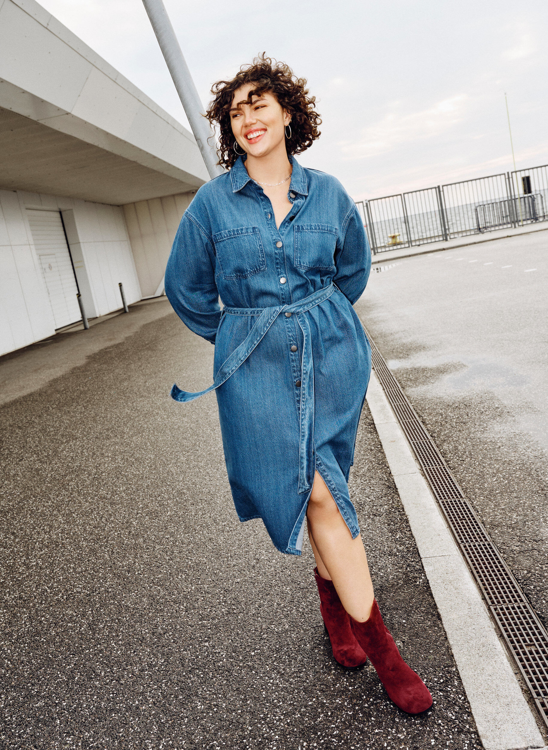 Zizzi Denim-Hemdkleid mit Bindeg&uuml;rtel und Seitentaschen, Blau, Image image number 0