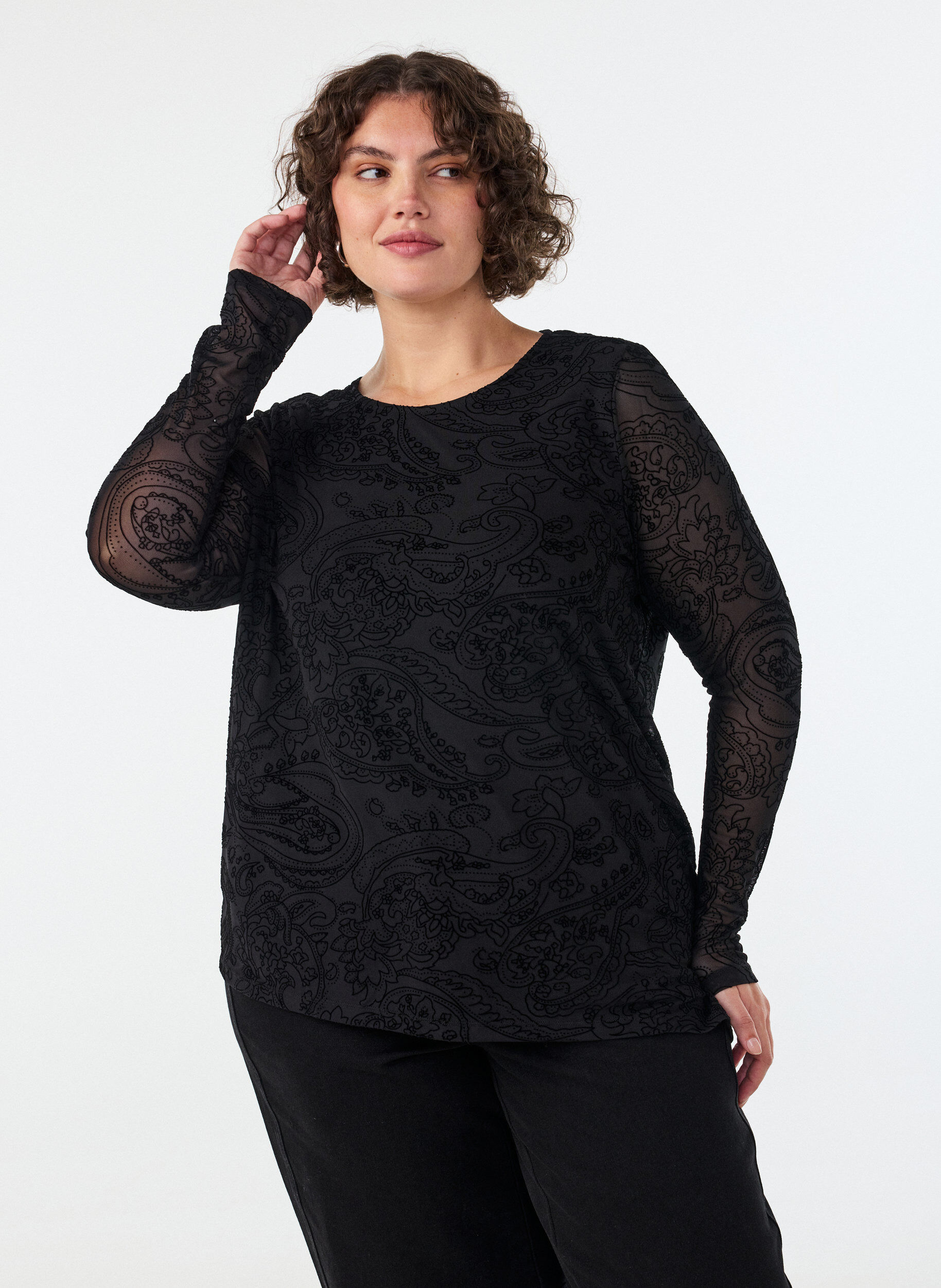 Mesh-Bluse mit Paisley-Print und asymmetrischem Saum, Schwarz, Model