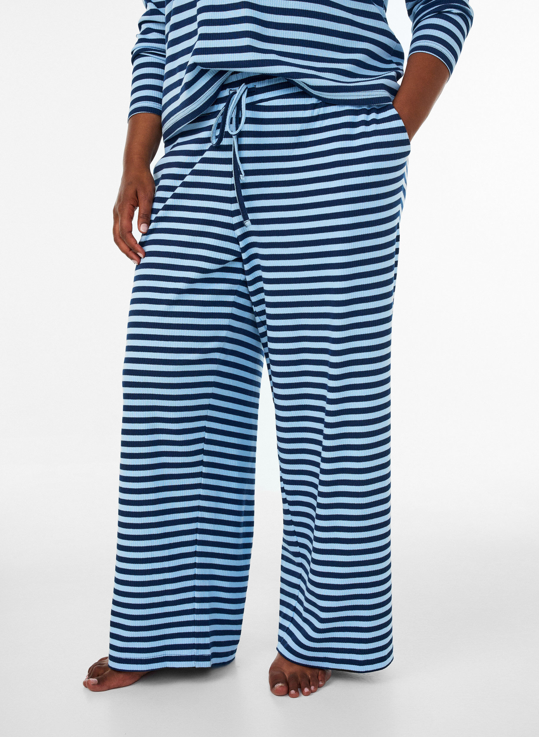 ZizziGestreifte Schlafanzughose mit hoher Taille und weiten Beinen, Blau, Model image number 2