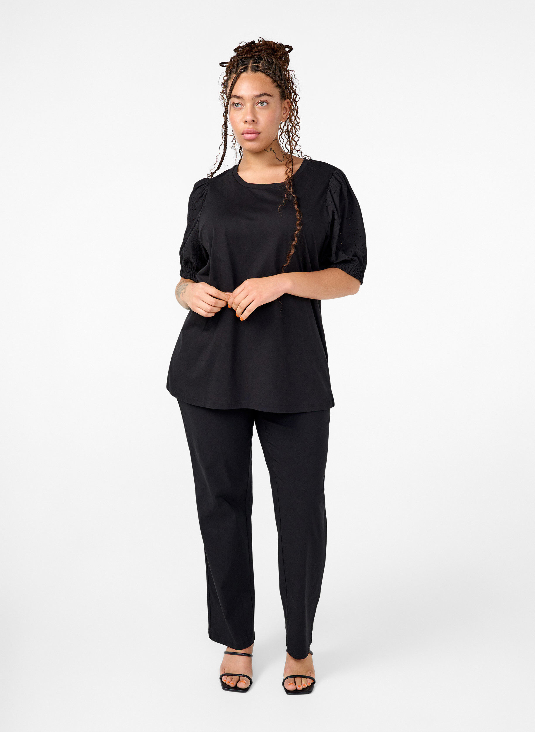 Zizzi Bluse aus Bio-Baumwolle mit Lochstickerei am &Auml;rmel, Black, Model image number 2