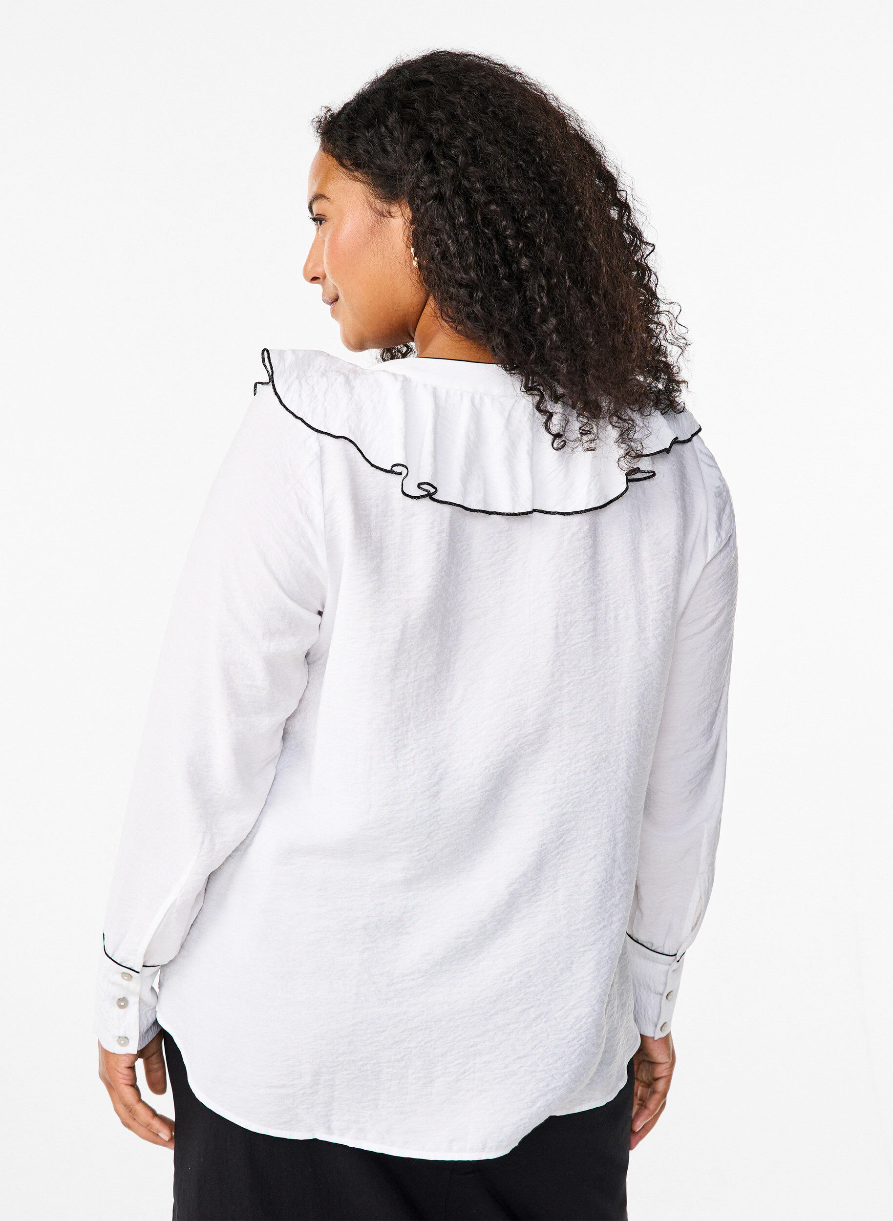 Zizzi Lang&auml;rmelige Hemdbluse aus Viskose mit R&uuml;sche, Wei&szlig;, Model image number 2