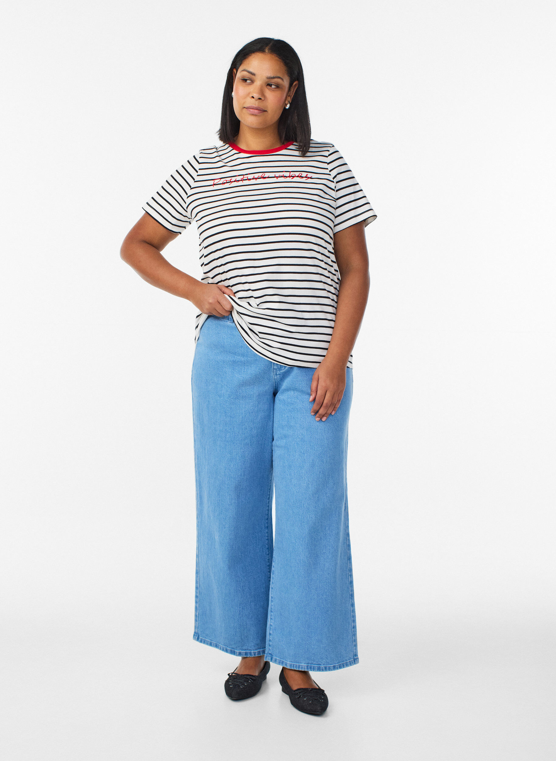 Zizzi Gestreiftes T-Shirt aus Baumwolle mit aufgesticktem Text, Vanille, Model image number 1