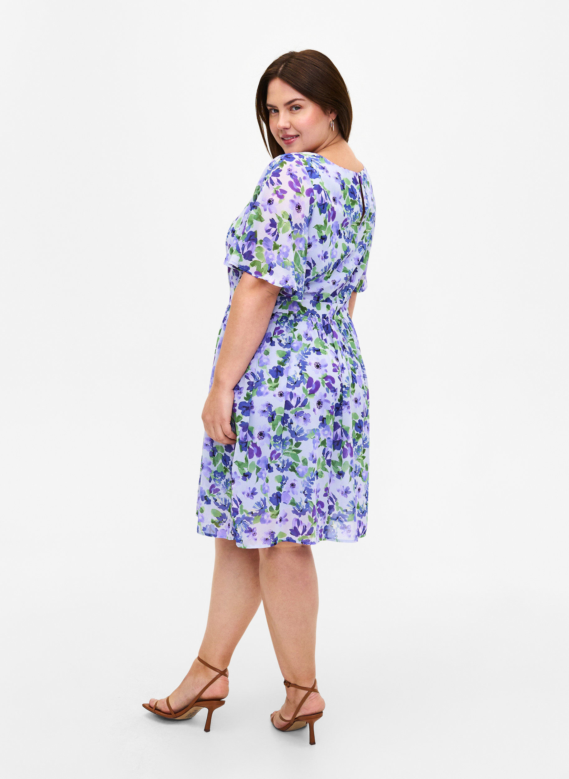 Zizzi Gebl&uuml;mtes Kleid mit kurzen &Auml;rmeln, Xenon B. Flower AOP, Model image number 1