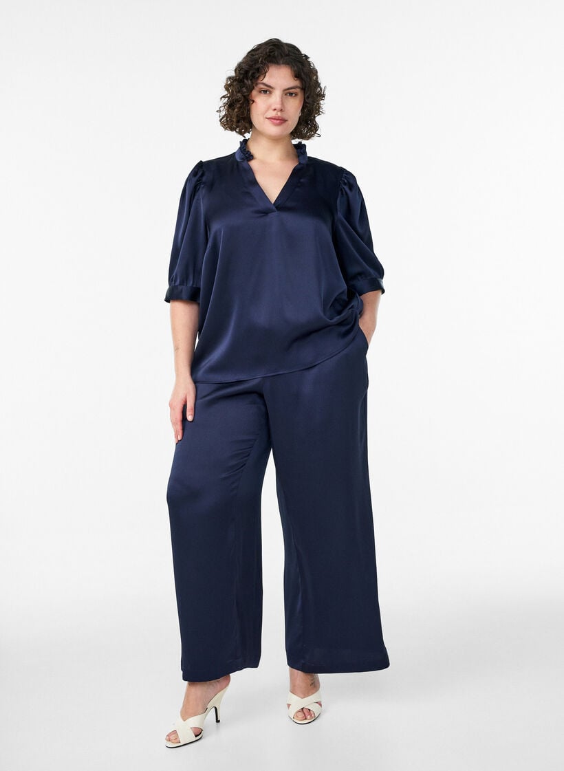 Bluse in Satin-Optik mit 1/2-&Auml;rmeln und R&uuml;schenkragen, Blau, Model image number 1