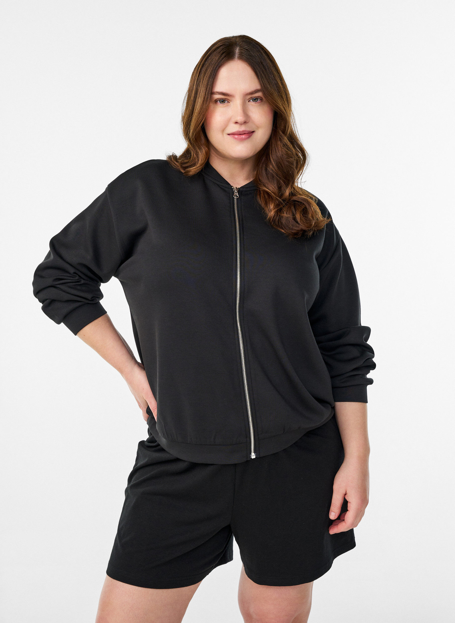 Zizzi Bomber-Cardigan mit Rei&szlig;verschluss, Schwarz, Model image number 0