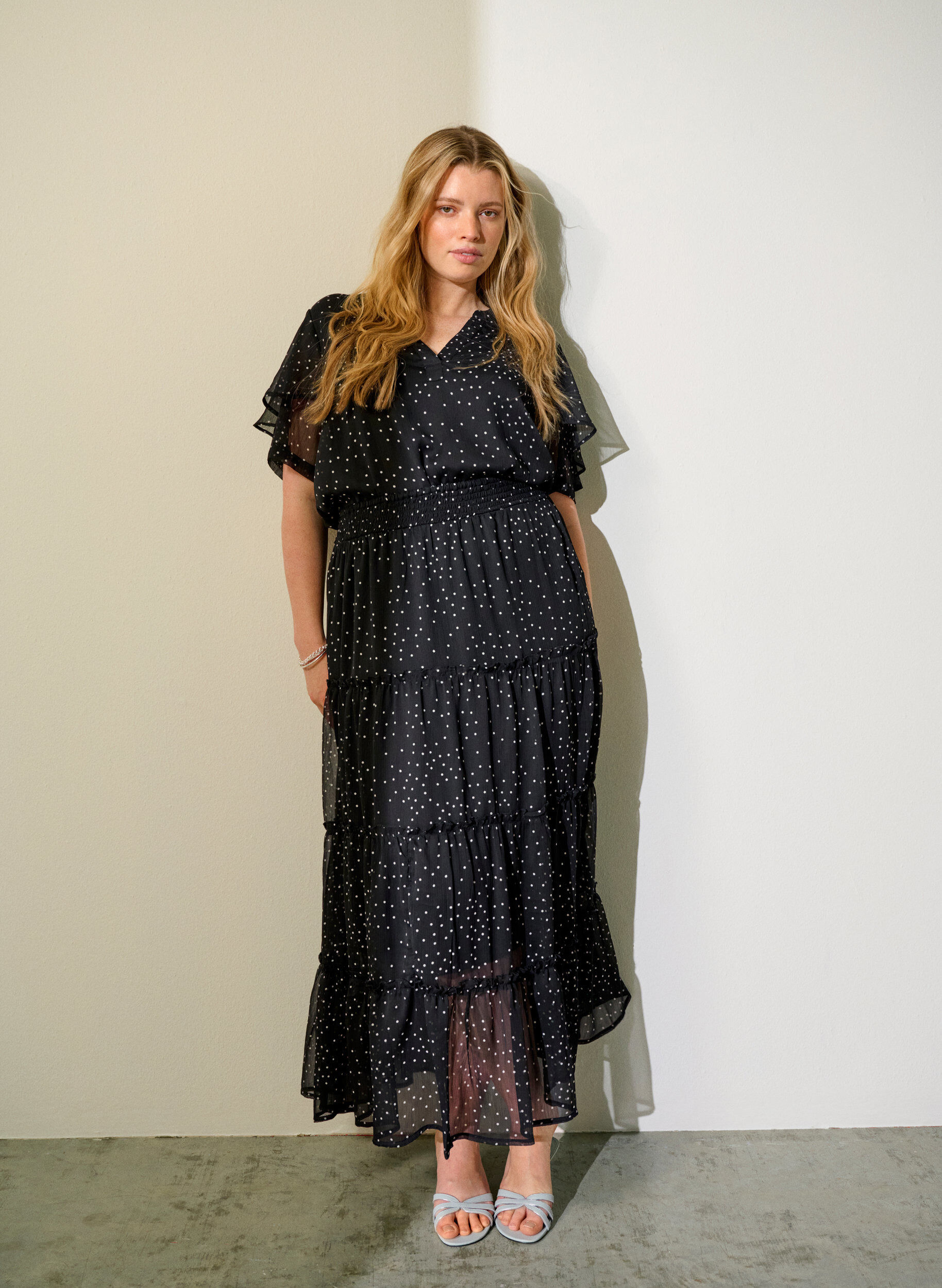 Zizzi Chiffonbluse mit Polka Dots und Volant&auml;rmeln, Schwarz, Image image number 0