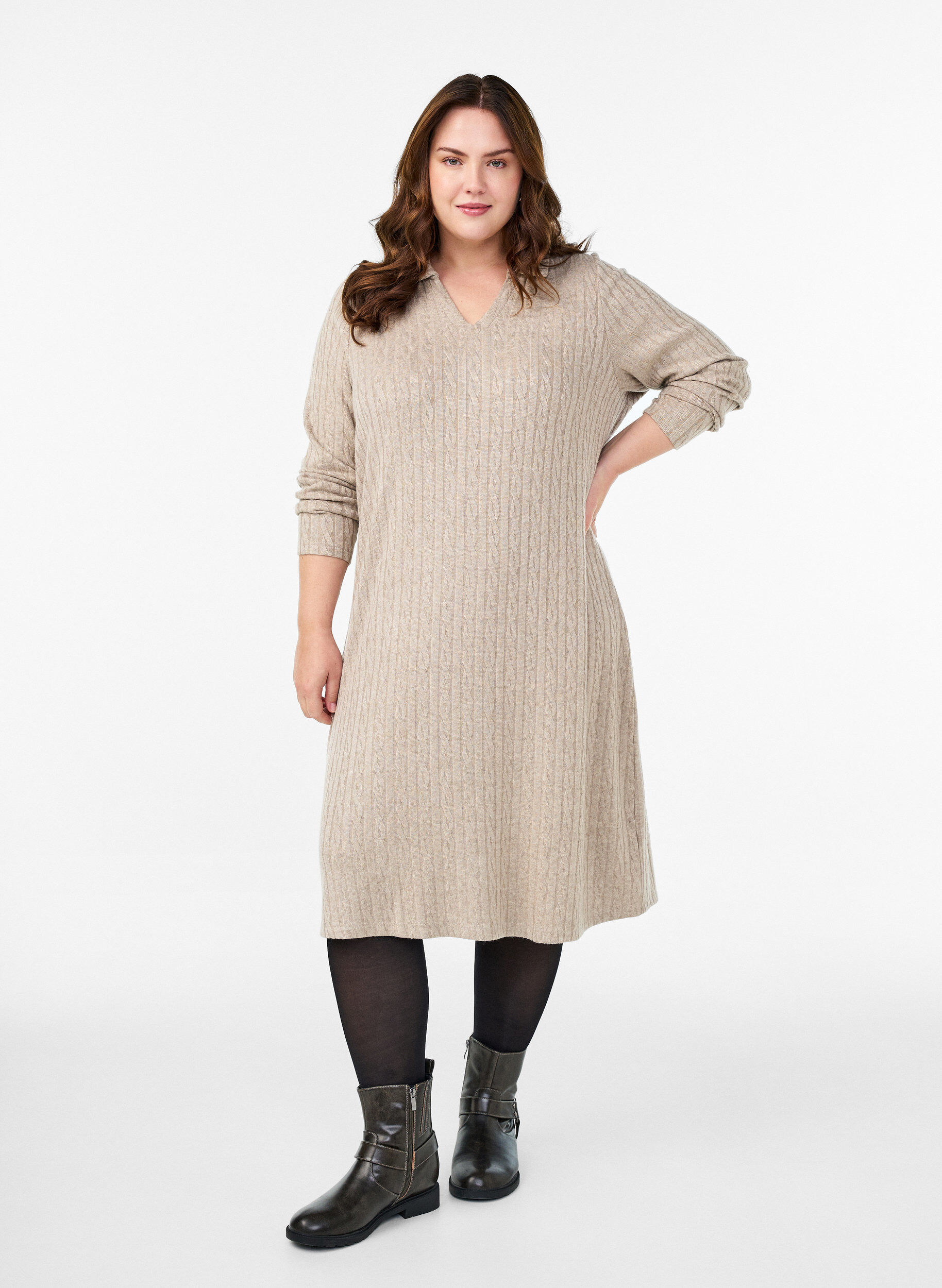 Kleid mit Zopfmuster und V-Ausschnitt, Beige, Model
