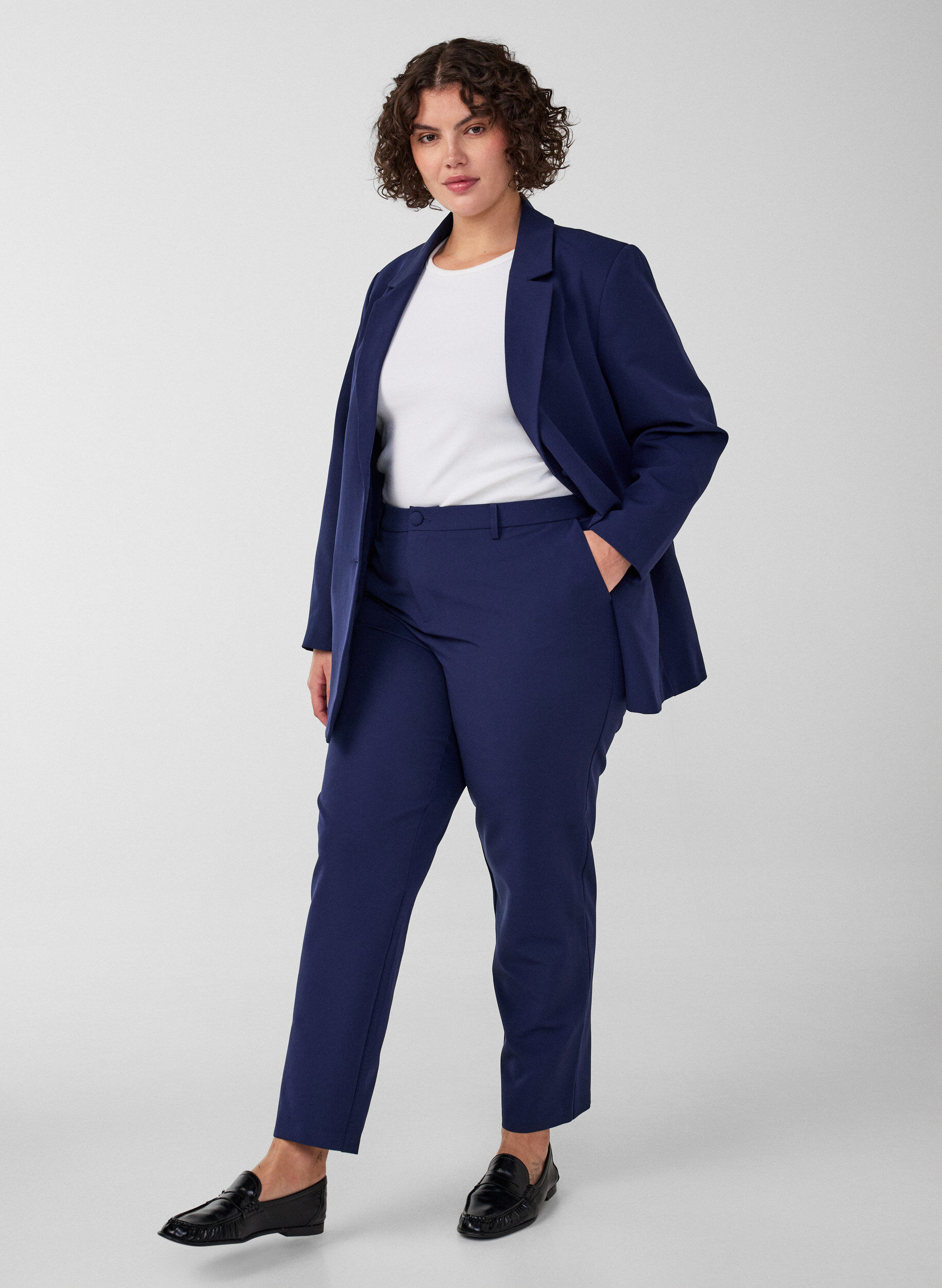 Hose mit Taschen und geradem Bein, Blau, Model