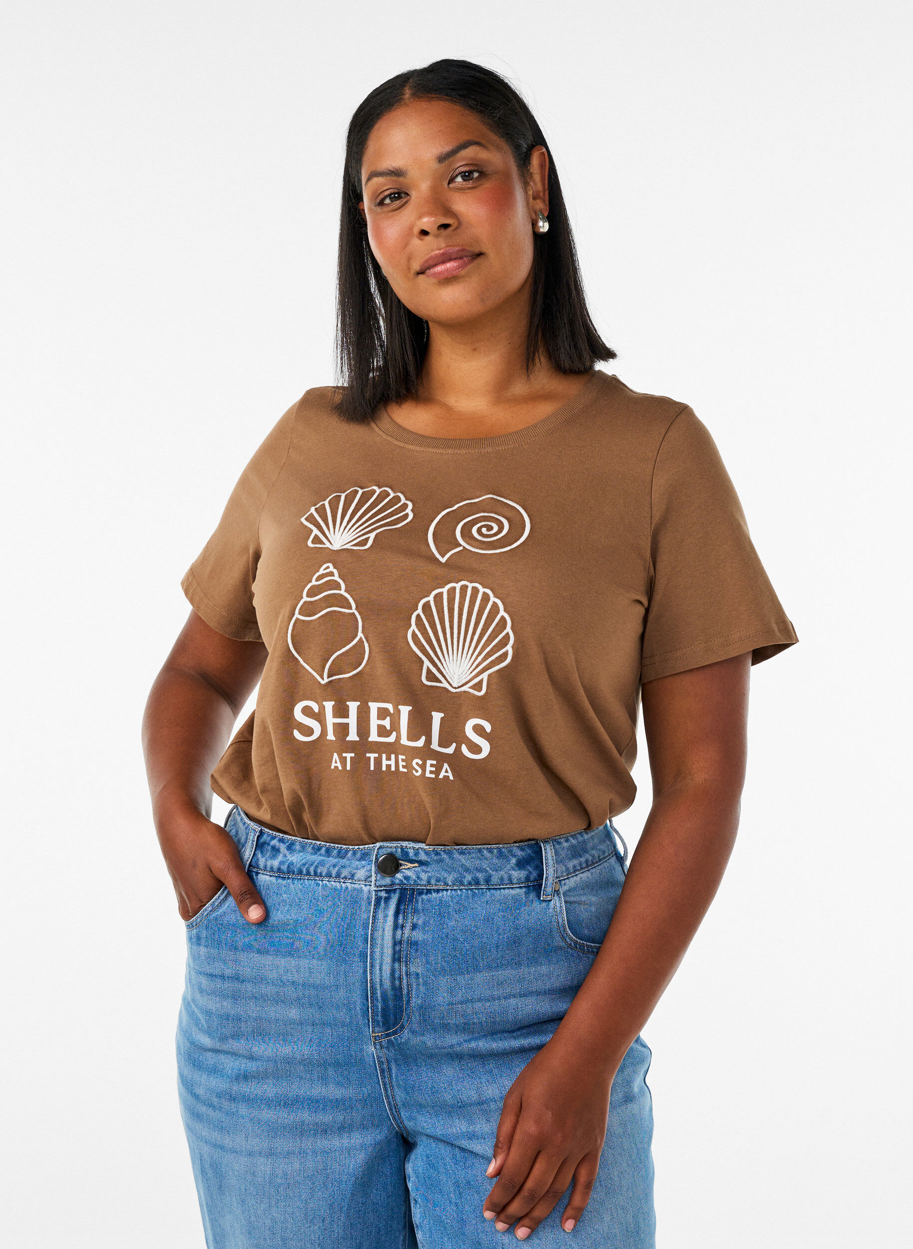 T-Shirt aus Baumwolle mit Print, Braun, Model