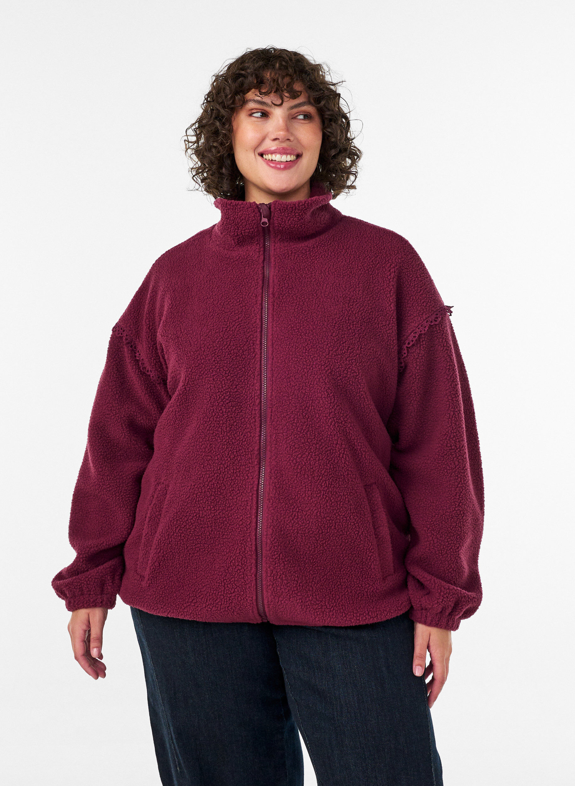 ZizziTeddyjacke mit Details aus Lochstickerei und hohem Kragen, Rot, Model image number 0