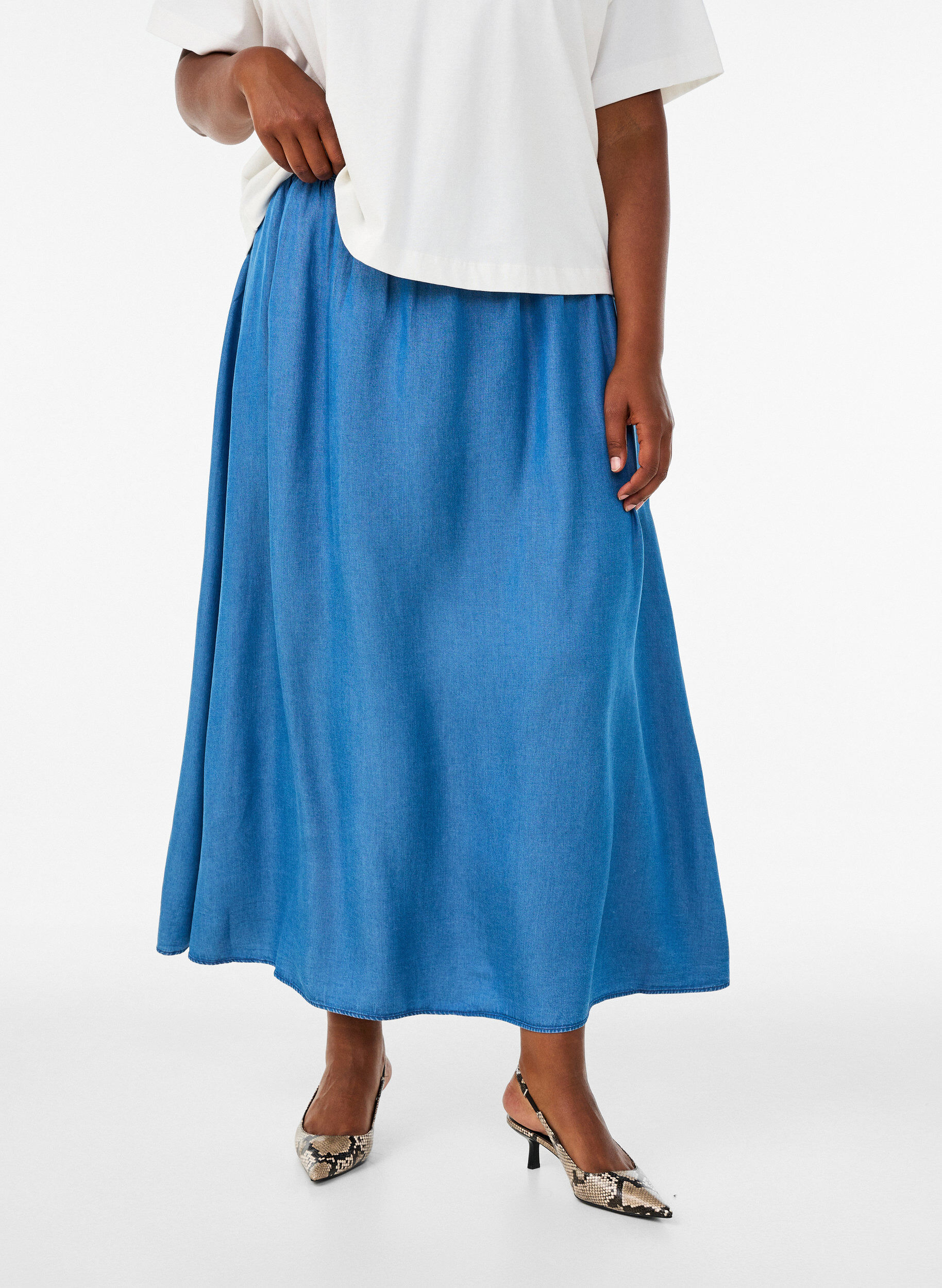 ZizziMaxirock aus TENCEL&trade; Lyocell mit Denim-Look, Blau, Model image number 2