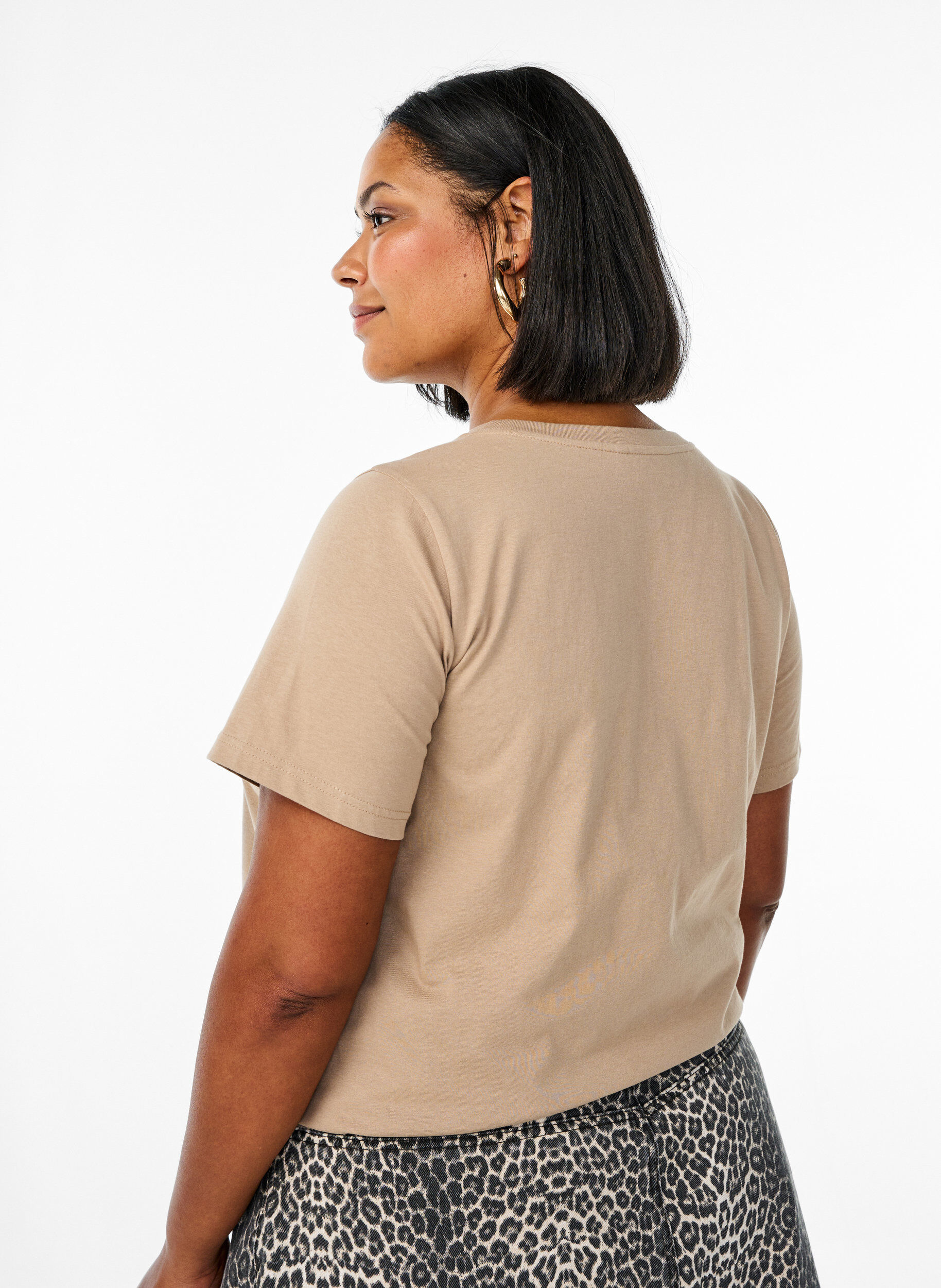 Zizzi T-Shirt mit gebl&uuml;mtem Printdetail, Beige, Model image number 2