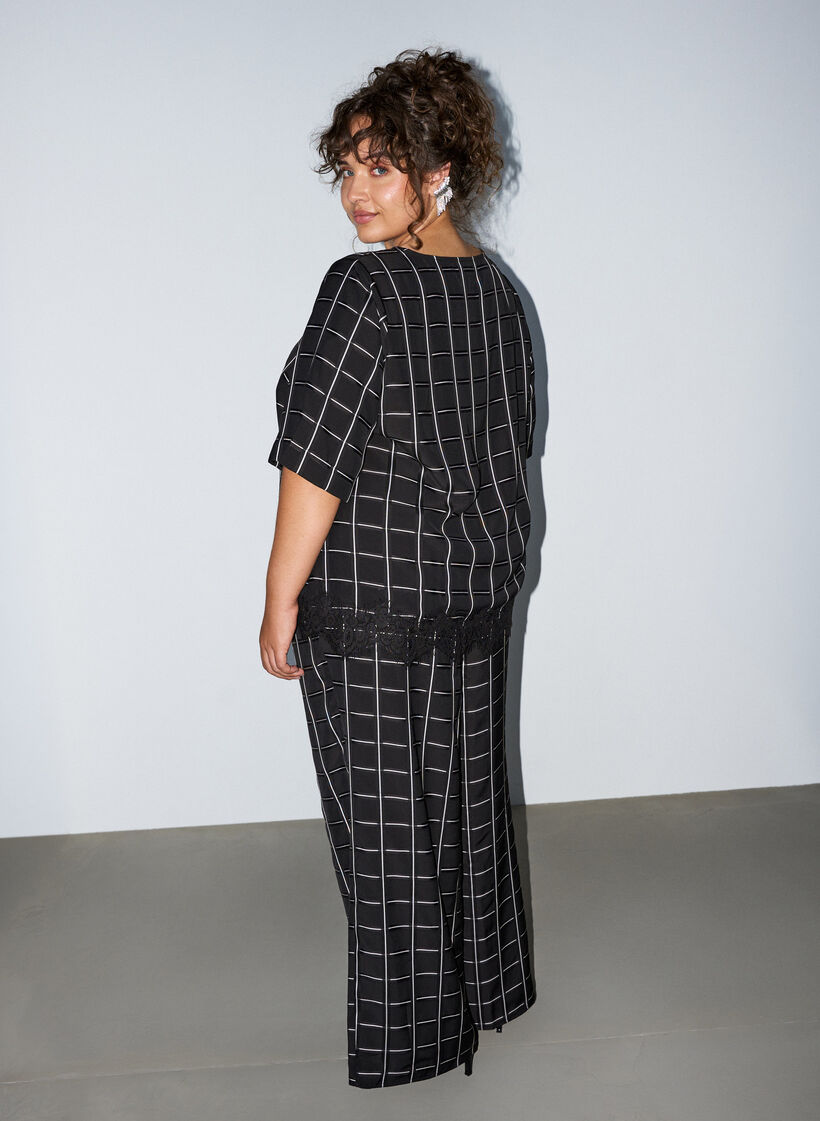 Karierte Bluse mit Spitzenbesatz und ellenbogenlangen &Auml;rmeln, Schwarz, Model image number 2