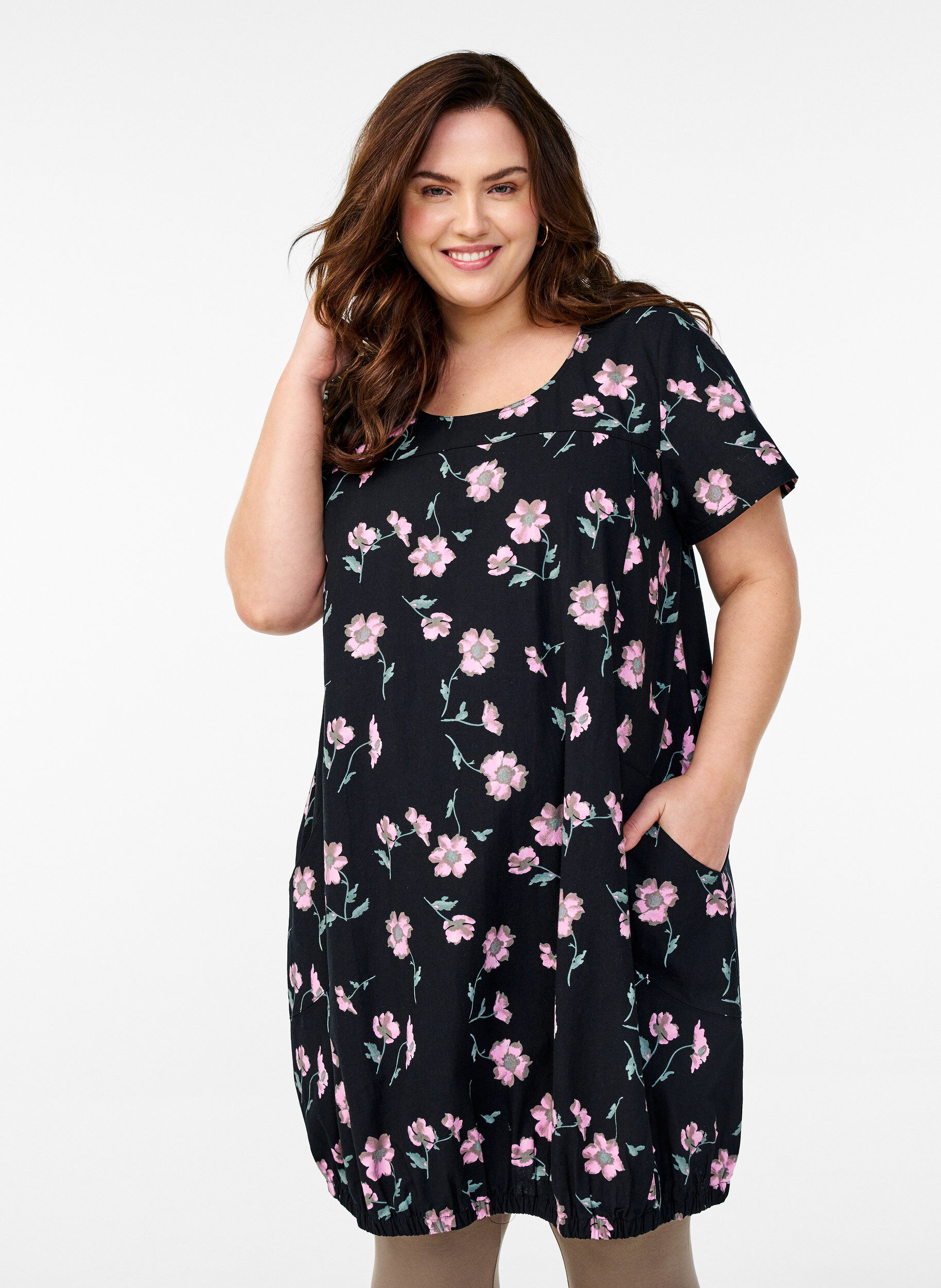Zizzi Kurz&auml;rmliges Baumwollkleid mit Aufdruck, Schwarz, Model image number 0