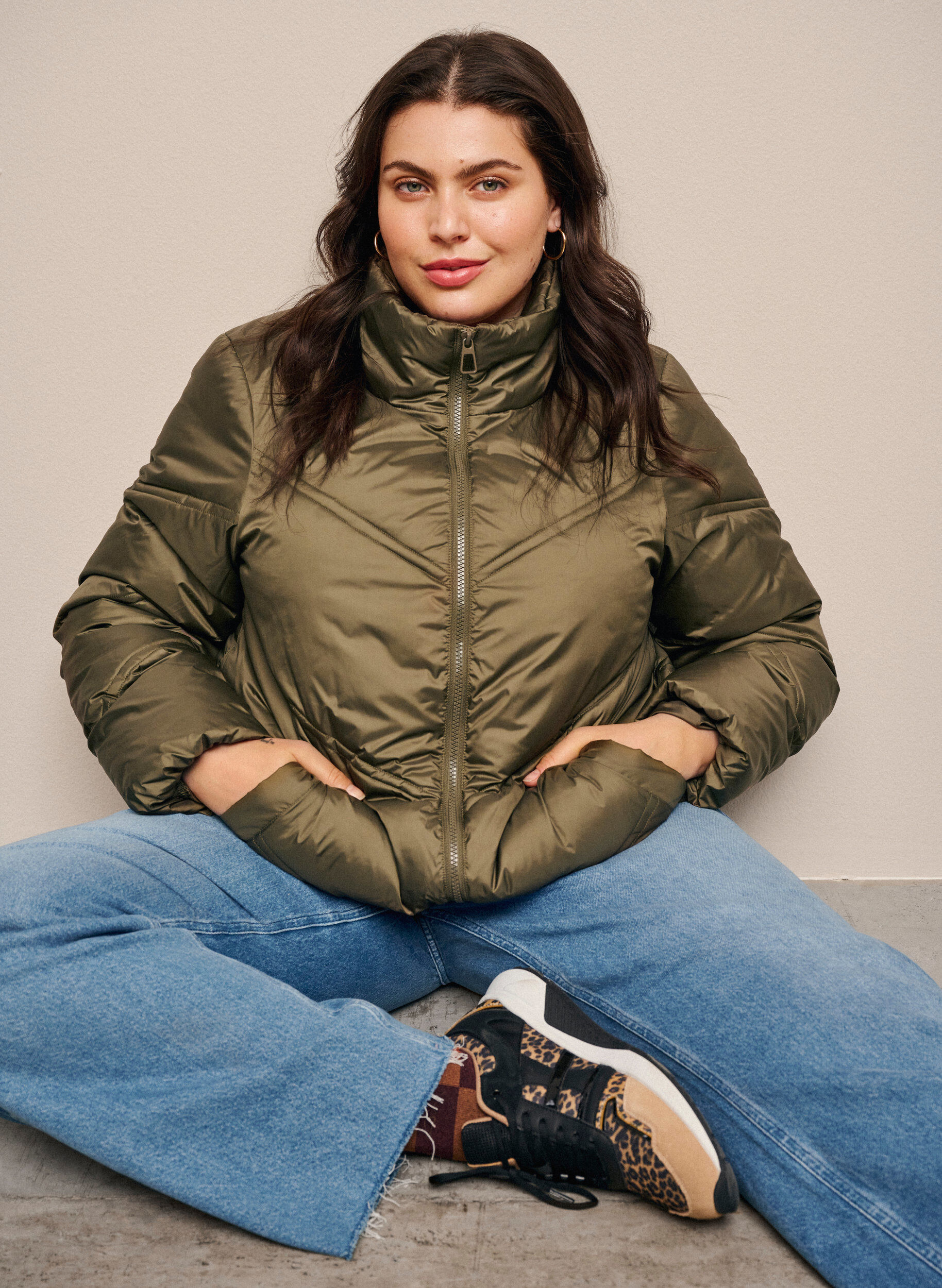 Zizzi Kurze Puffer-Winterjacke mit Taschen, Bungee Cord , Image image number 1