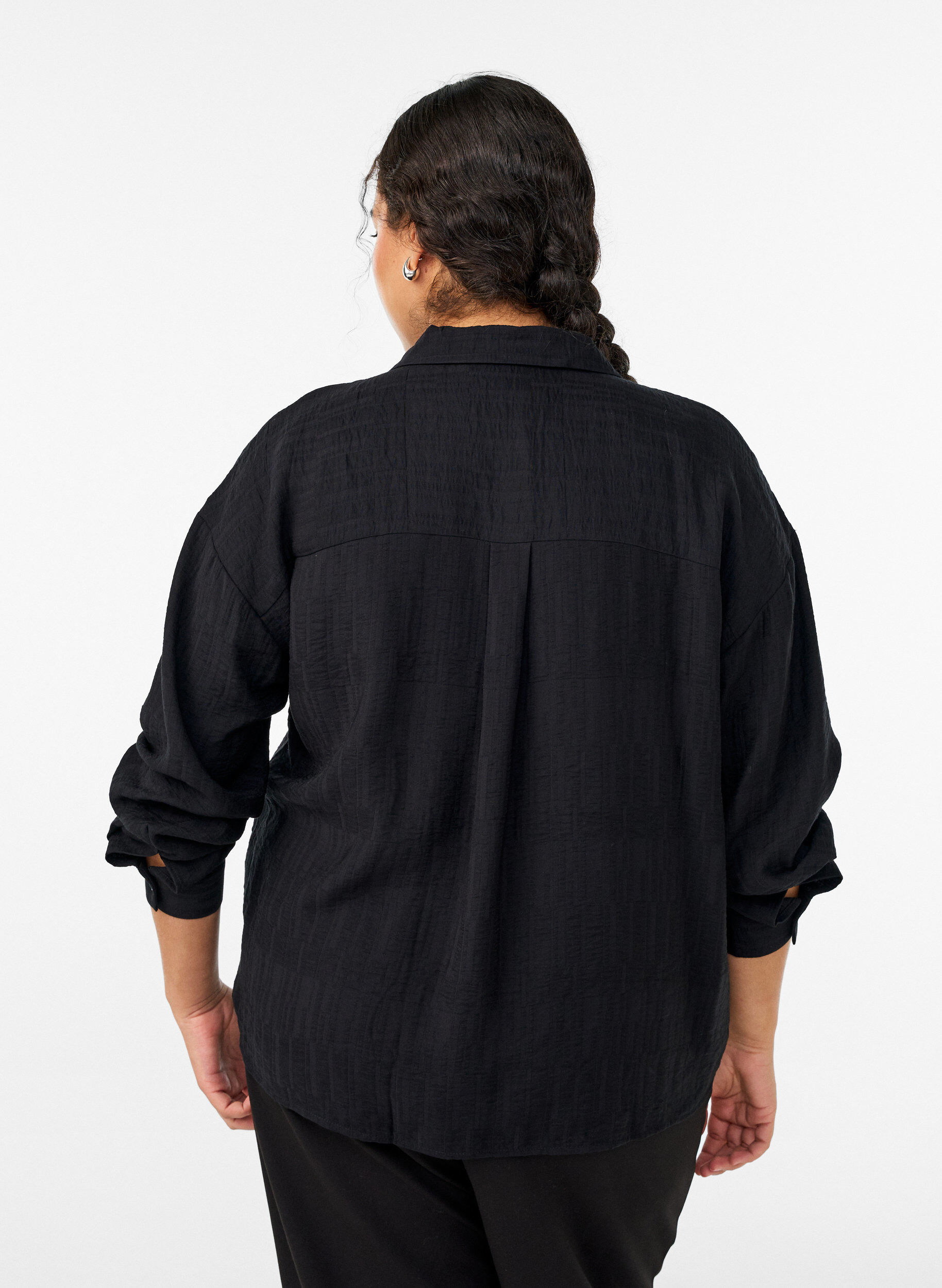 Zizzi Lockere Bluse mit Struktur und V-Ausschnitt, Schwarz, Model image number 2