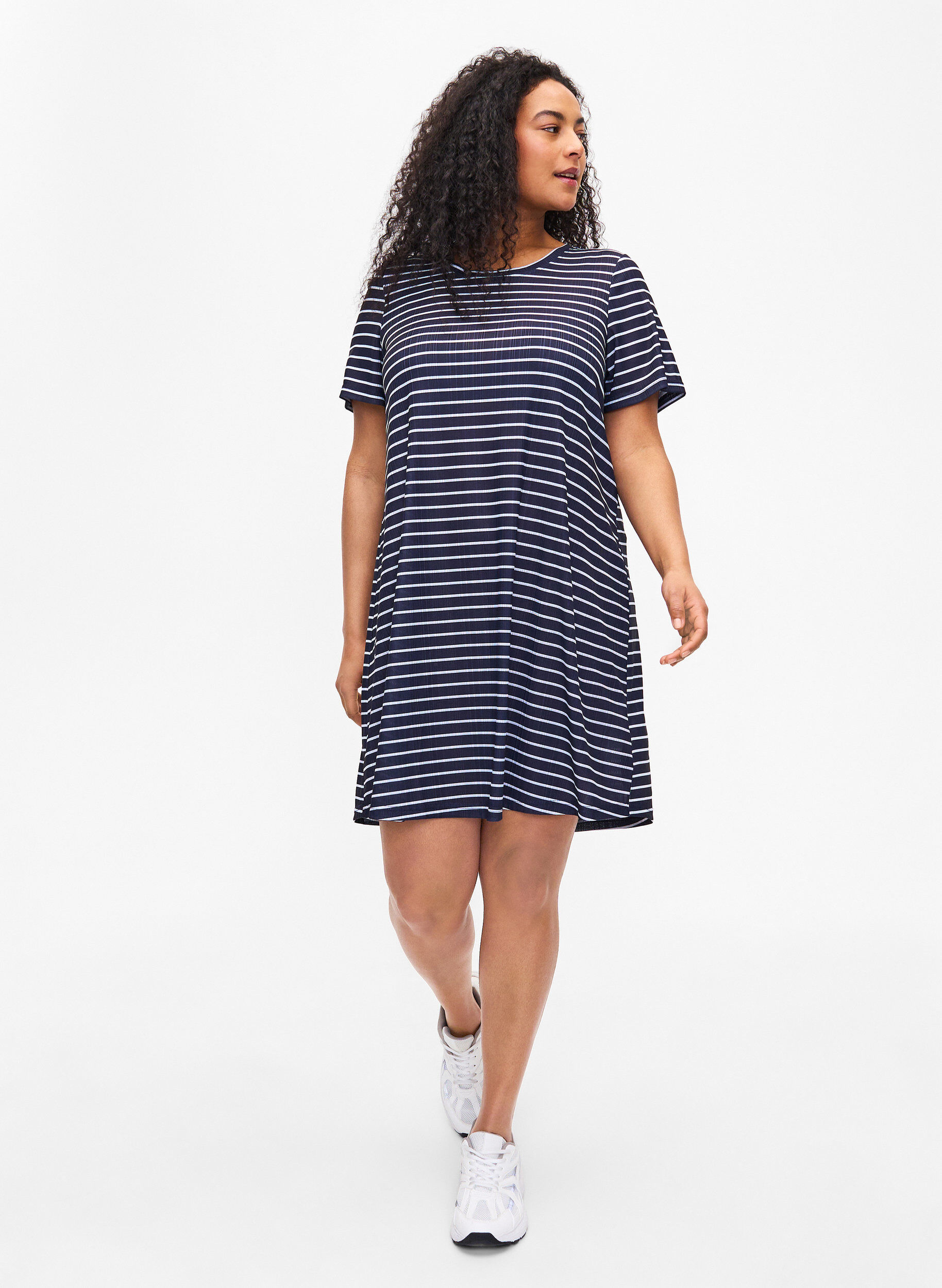 Zizzi FLASH &ndash; Gestreiftes Kleid mit kurzen &Auml;rmeln, Night S. W. Stripe, Model image number 2