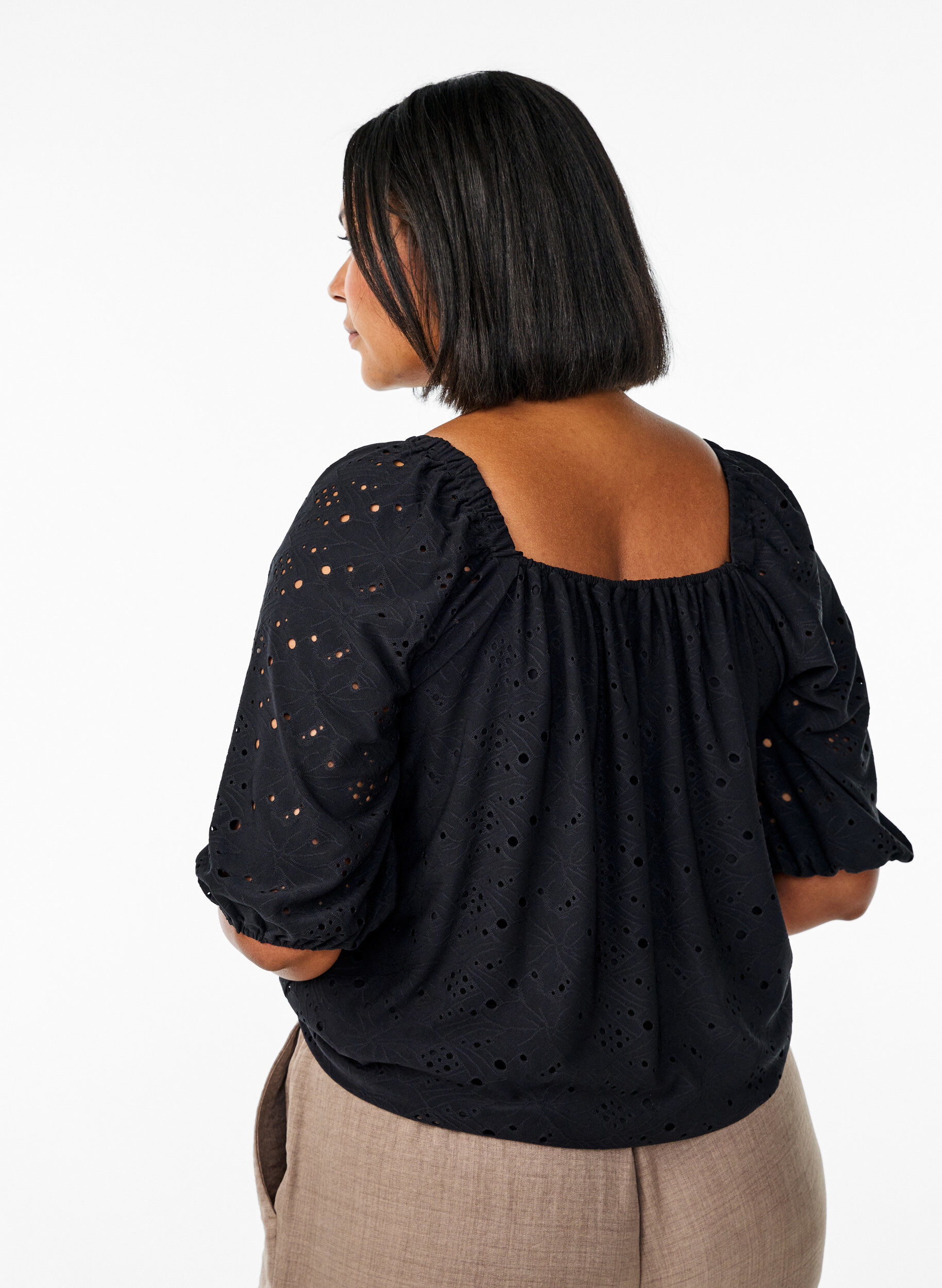 Zizzi Bluse mit kurzen Puff&auml;rmeln und Lochmuster, Schwarz, Model image number 2