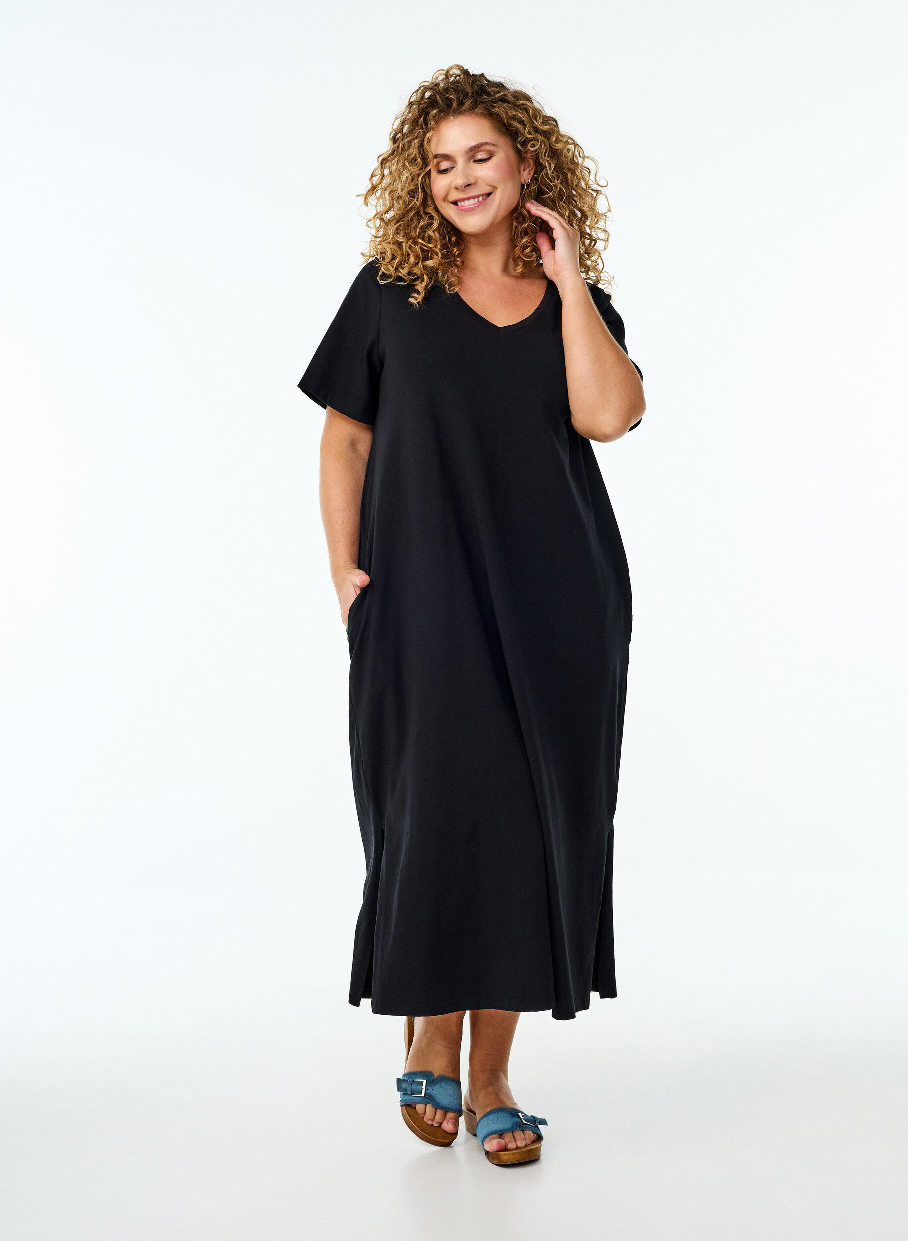 Zizzi Midi-T-Shirtkleid mit V-Ausschnitt., Schwarz, Model image number 0