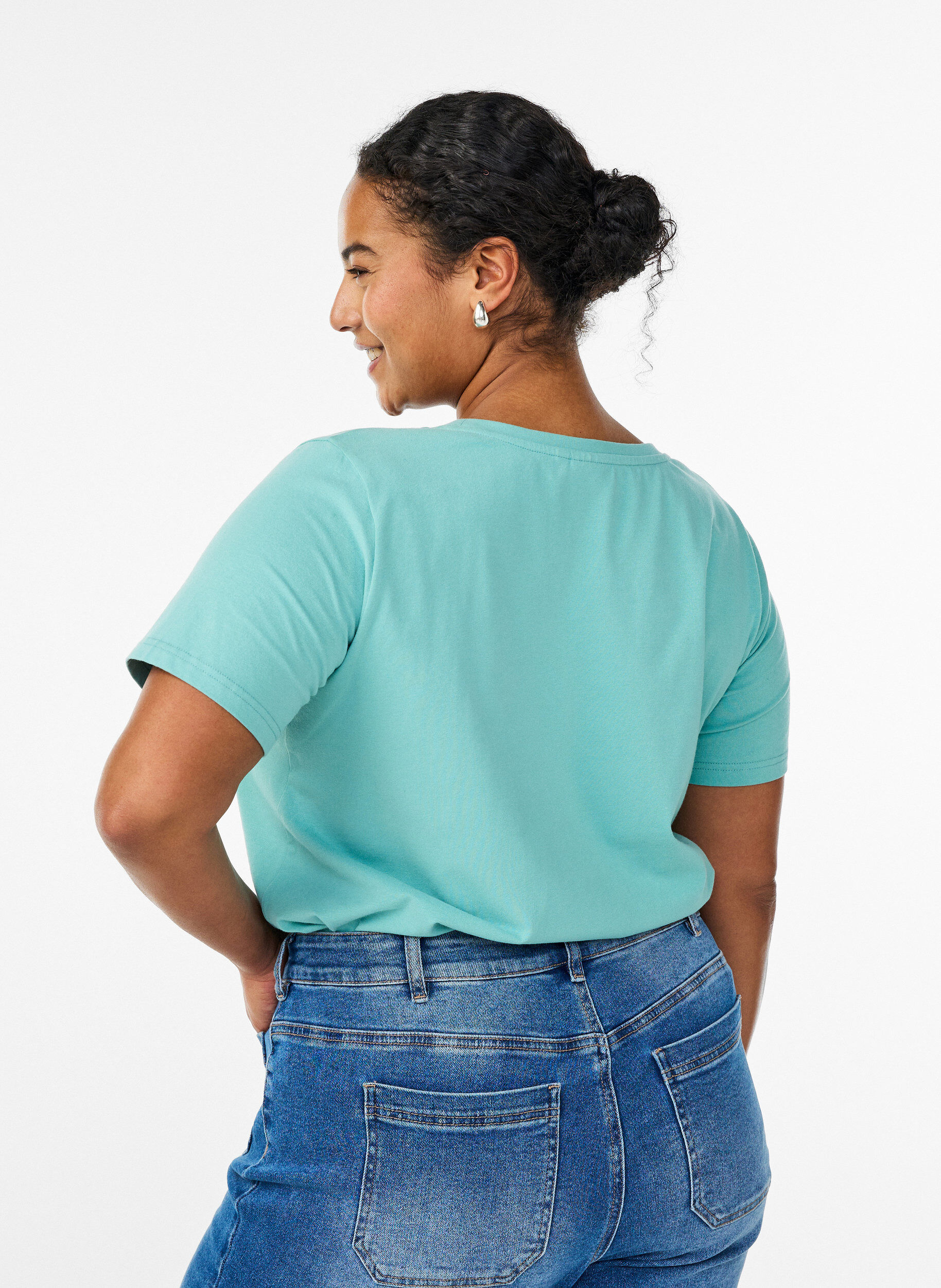 Zizzi Einfarbiges Basic-T-Shirt aus Baumwolle, Gr&uuml;n, Model image number 2