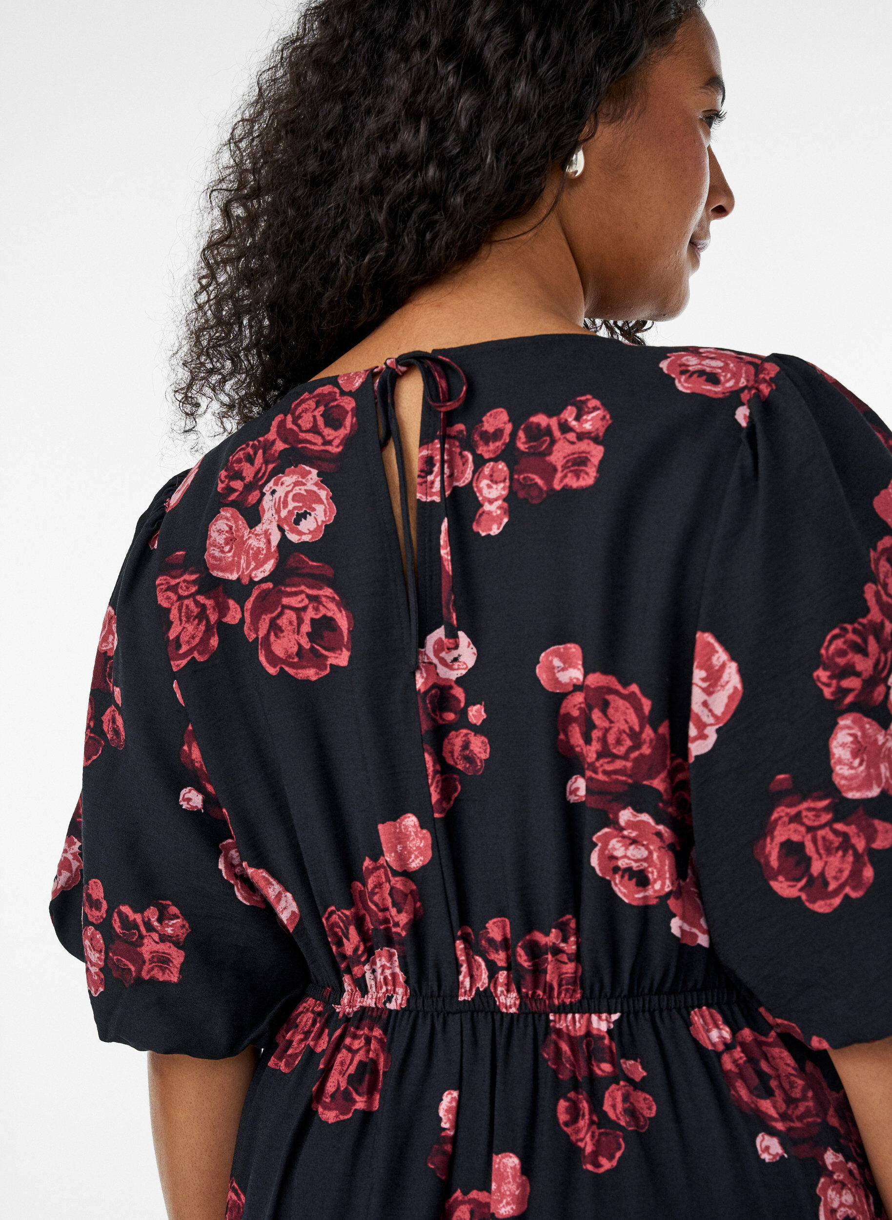 ZizziMidikleid mit Rosenprint und kurzen Ballon&auml;rmeln, Schwarz, Model image number 2